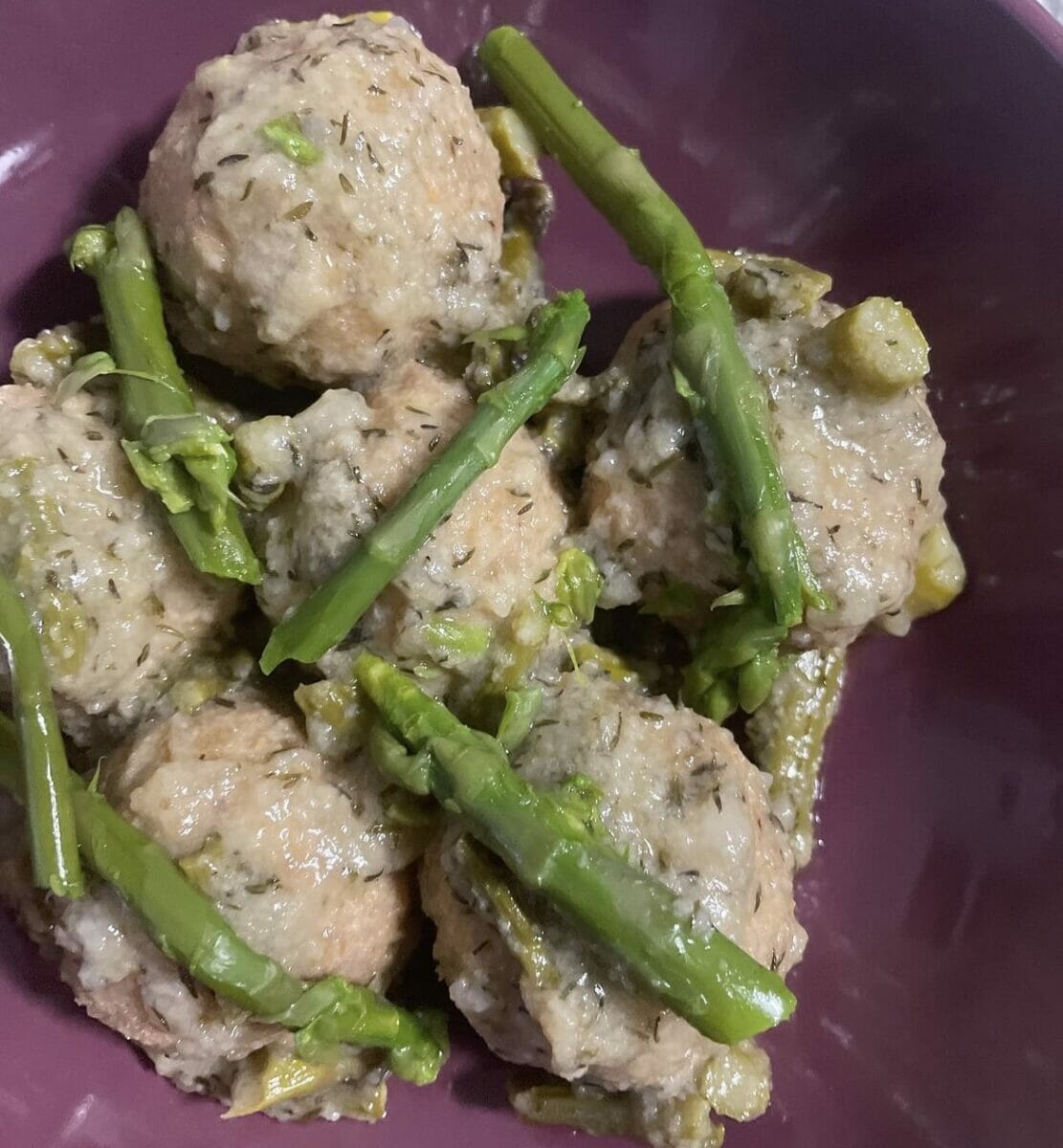 Polpette di carne con asparagi e timo