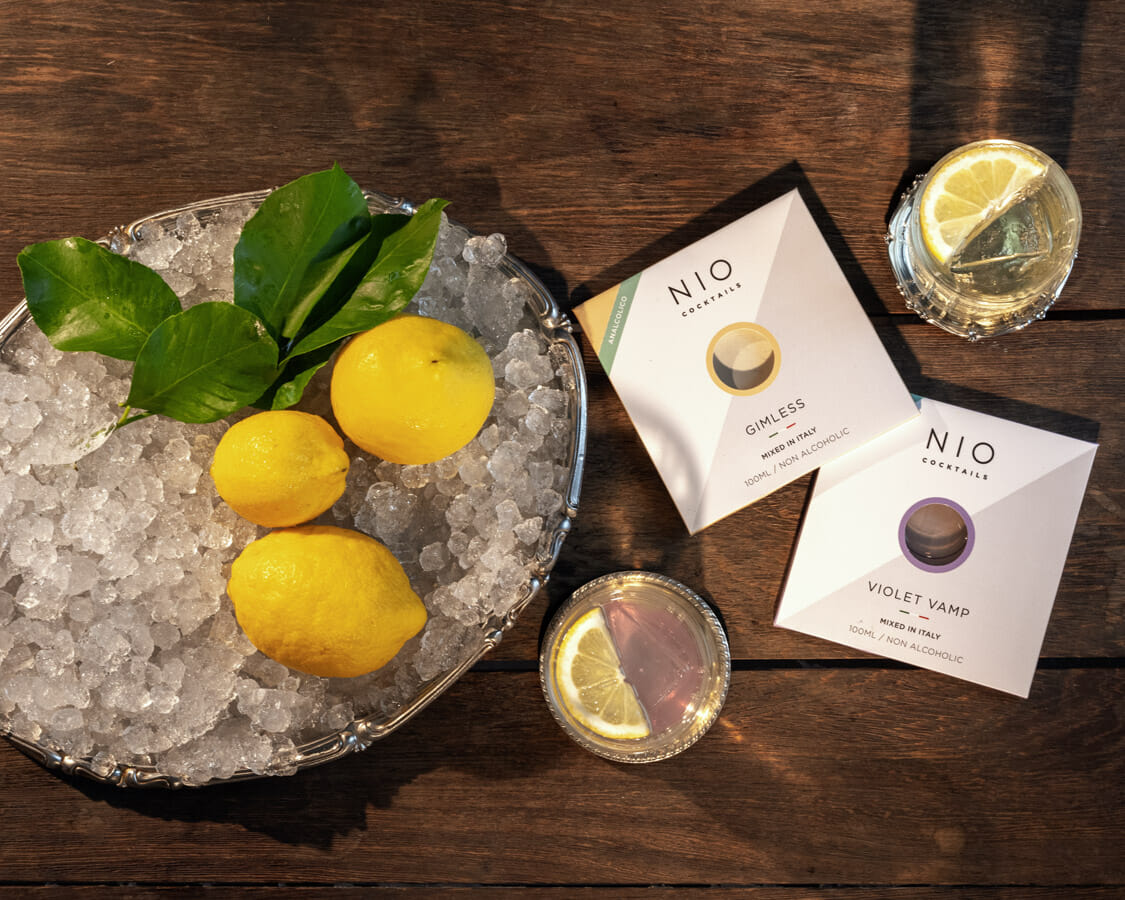 bustine con mocktail pronti da bere appoggiati su un tavolo