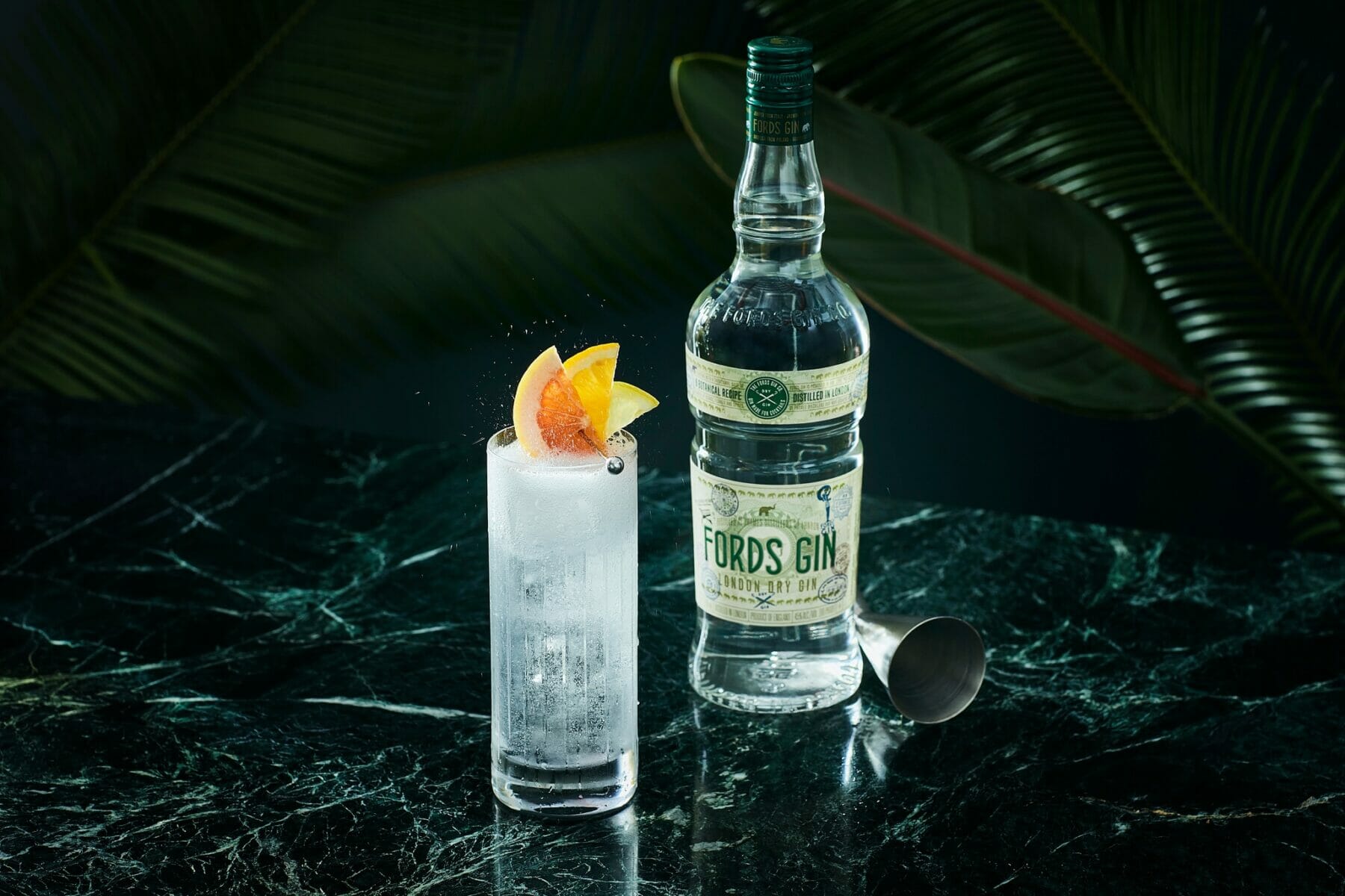 bottiglia di Fords Gin con cocktail in bicchiere di vetro.