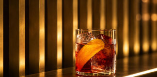 Camparino in Galleria si prepara per la Negroni Week Camparino in Galleria, Negroni con ghiaccio e scorza d’arancia in primo piano durante l’aperitivo a Milano.