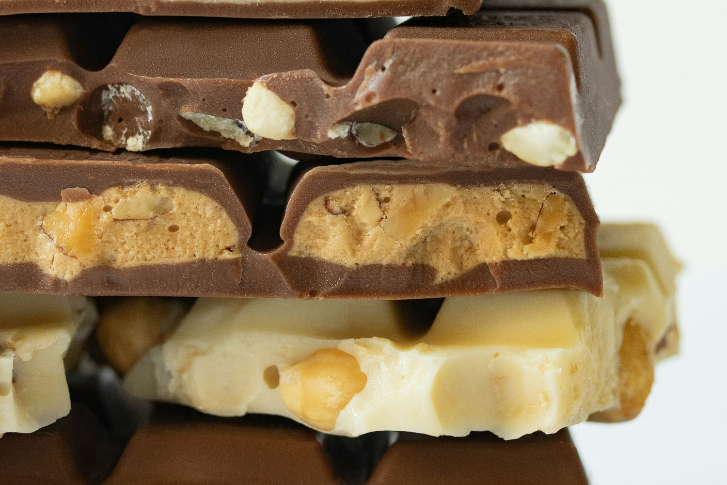 barrette di cioccolato di diversi gusti: cioccolato al latte, cioccolato con nocciole, cioccolato ripieno.