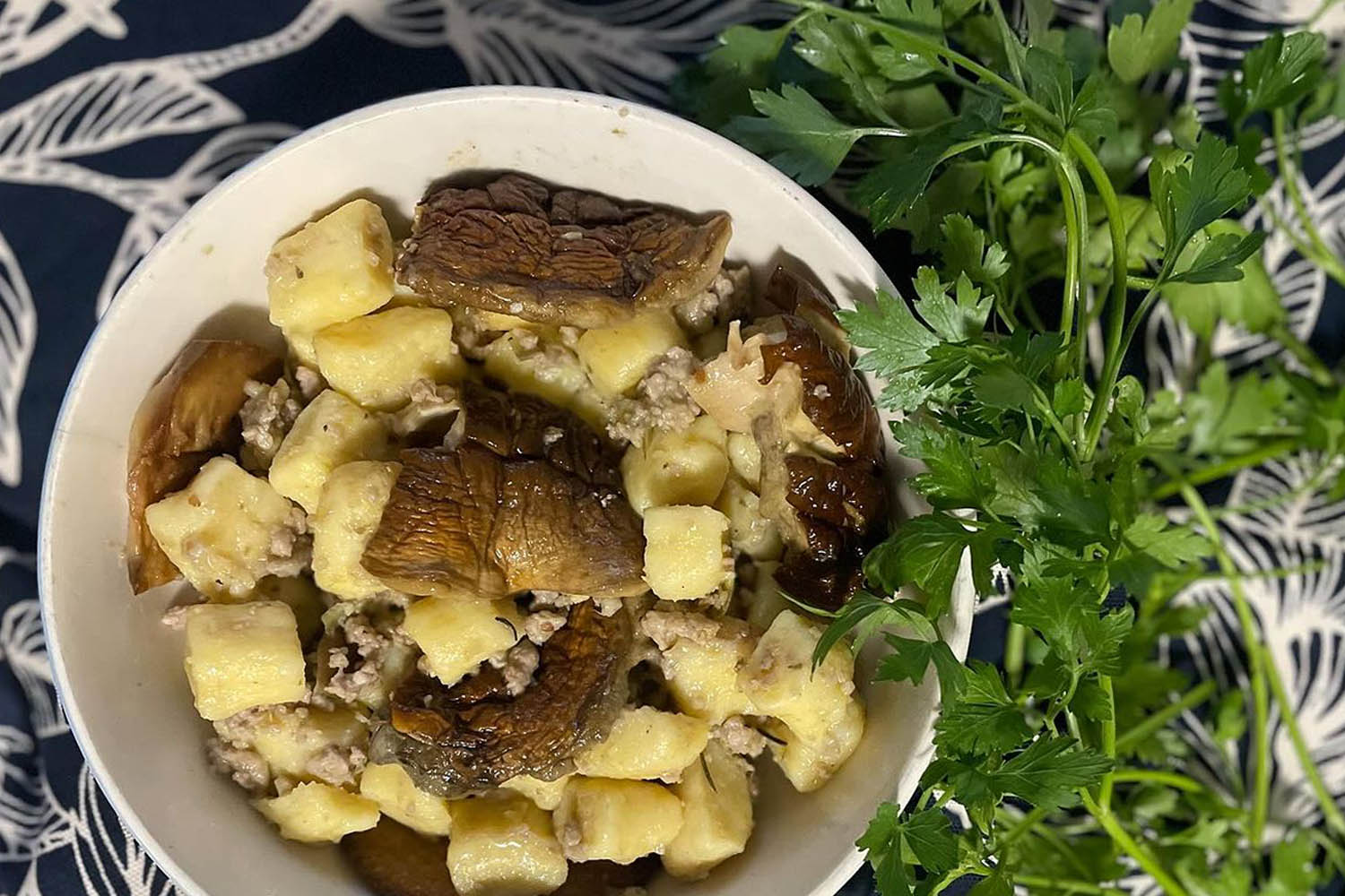 Gnocchi al ragù bianco e funghi porcini