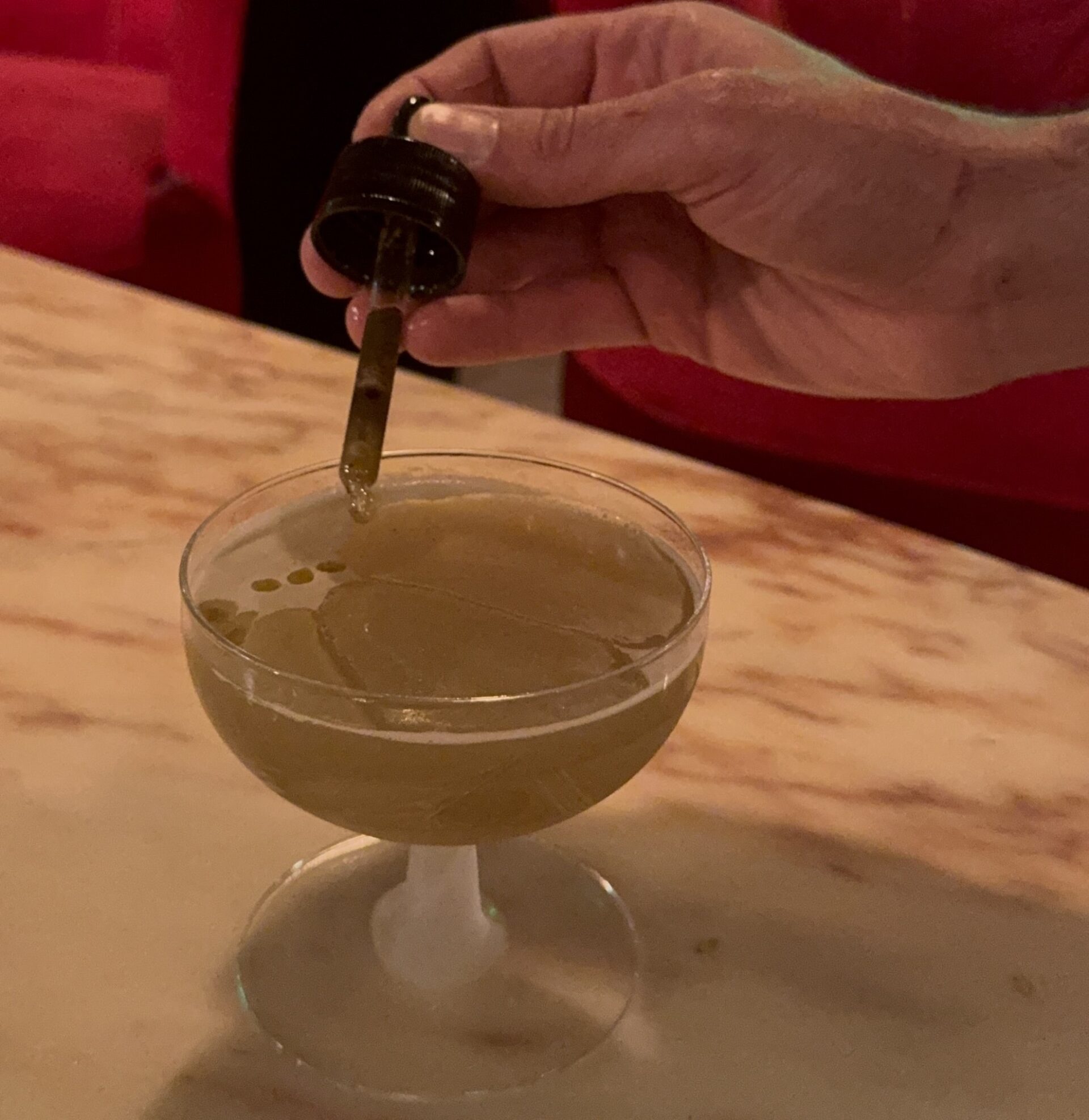 Aperitivo al Sbronzi di Riace a Palermo: un tavolo imbandito con cocktail e specialità siciliane.
