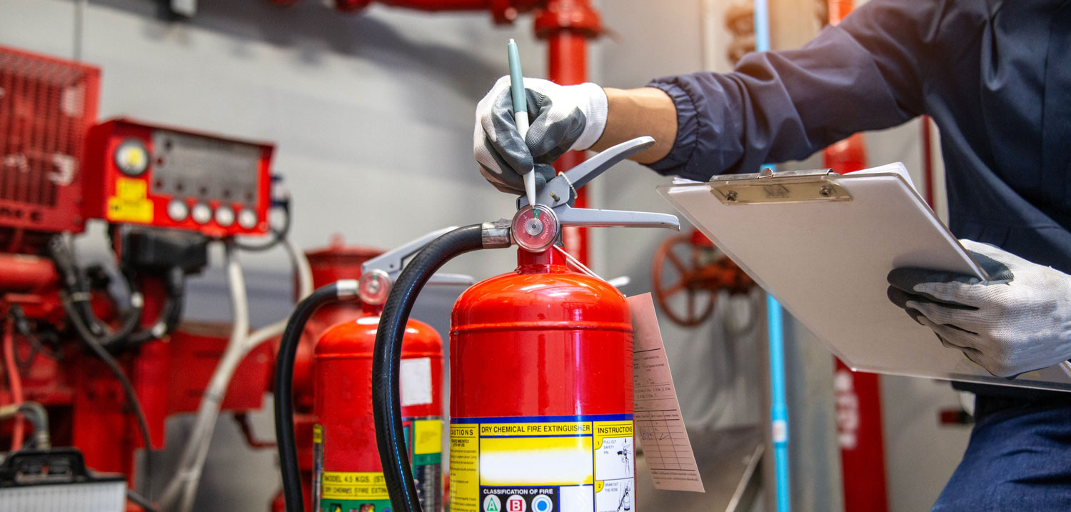Illustrazione professionale con estintori a polvere, CO2 e a base d'acqua, accompagnati da una timeline che mostra gli intervalli di revisione e collaudo secondo la norma UNI 9994-1.