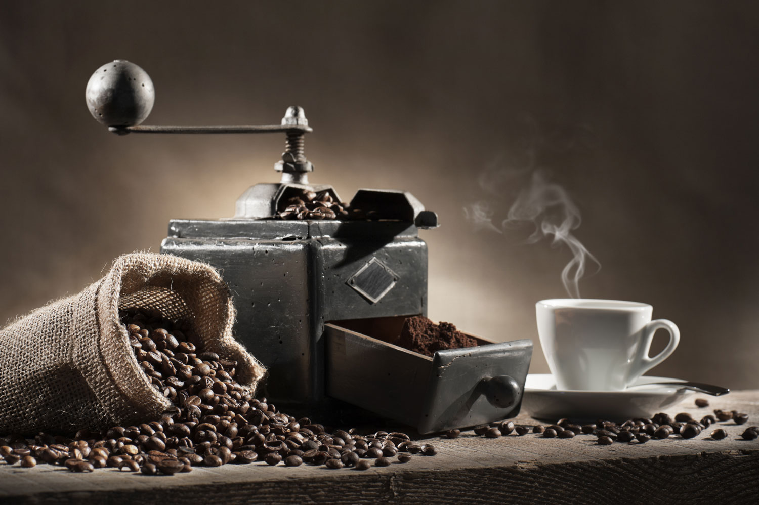 Chicchi di caffè appena macinati per un caffè perfetto