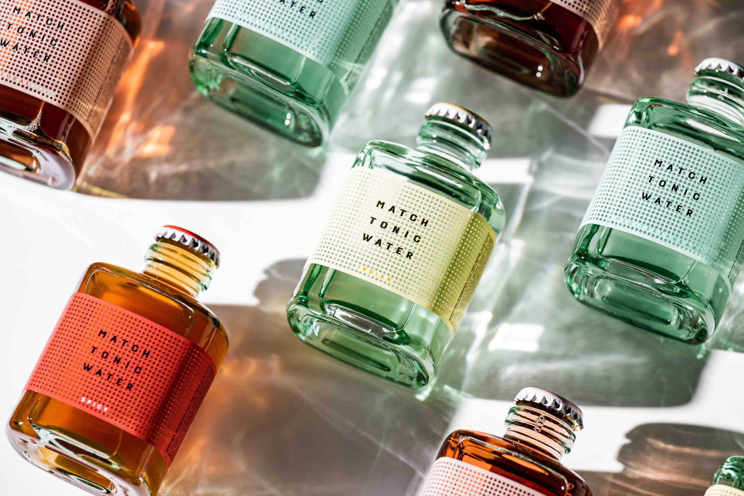 varie boccettine di vetro contenenti Match Tonic Water con tappo da bibita