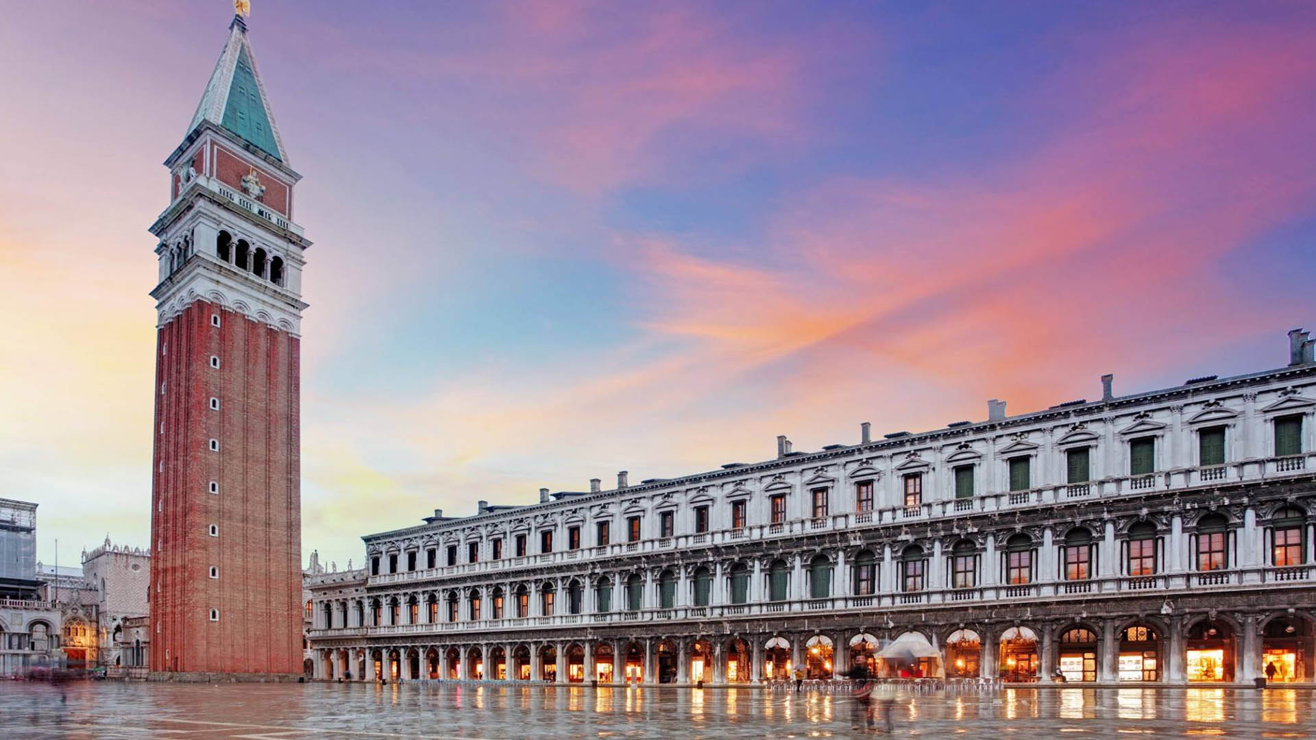 Storico Caffè Florian sotto i portici delle Procuratie Nuove in Piazza San Marco, Venezia. Il caffè più antico d'Italia, simbolo di eleganza e tradizione.