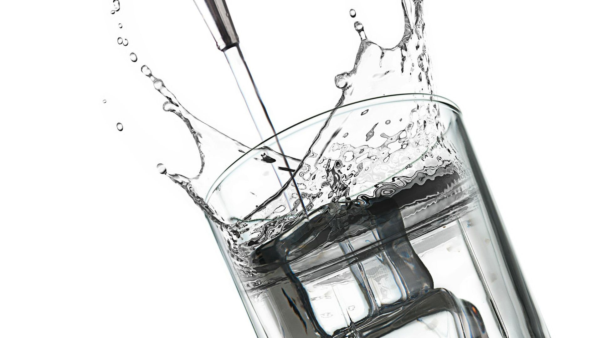 bicchiere con ghiaccio e sambuca. liquore all'anice trasparente tipico della tradizione italiana