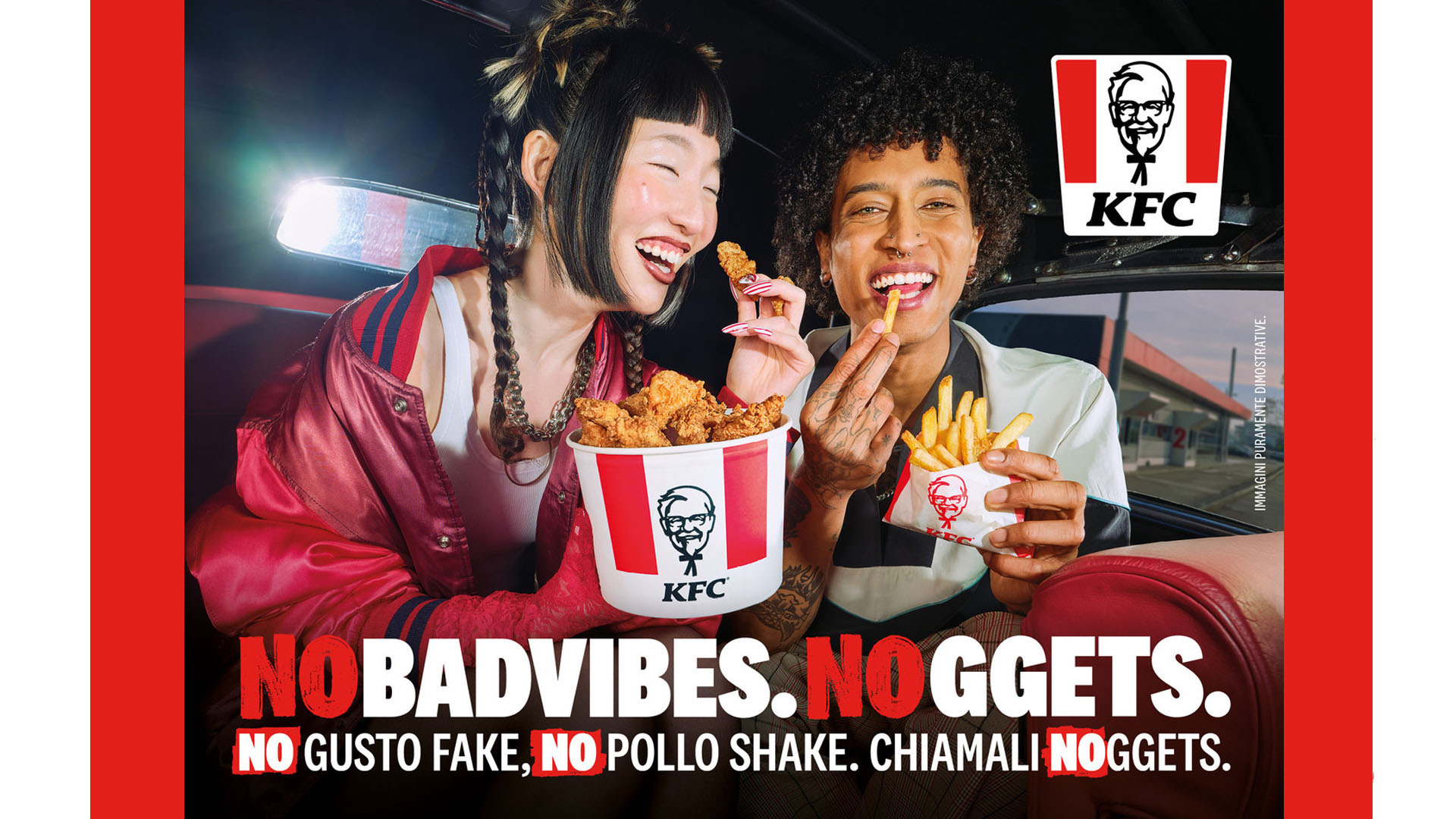 Due giovani sorridenti gustano i nuovi NOggets di KFC all'interno di un'auto, accompagnati da patatine fritte. Lo slogan