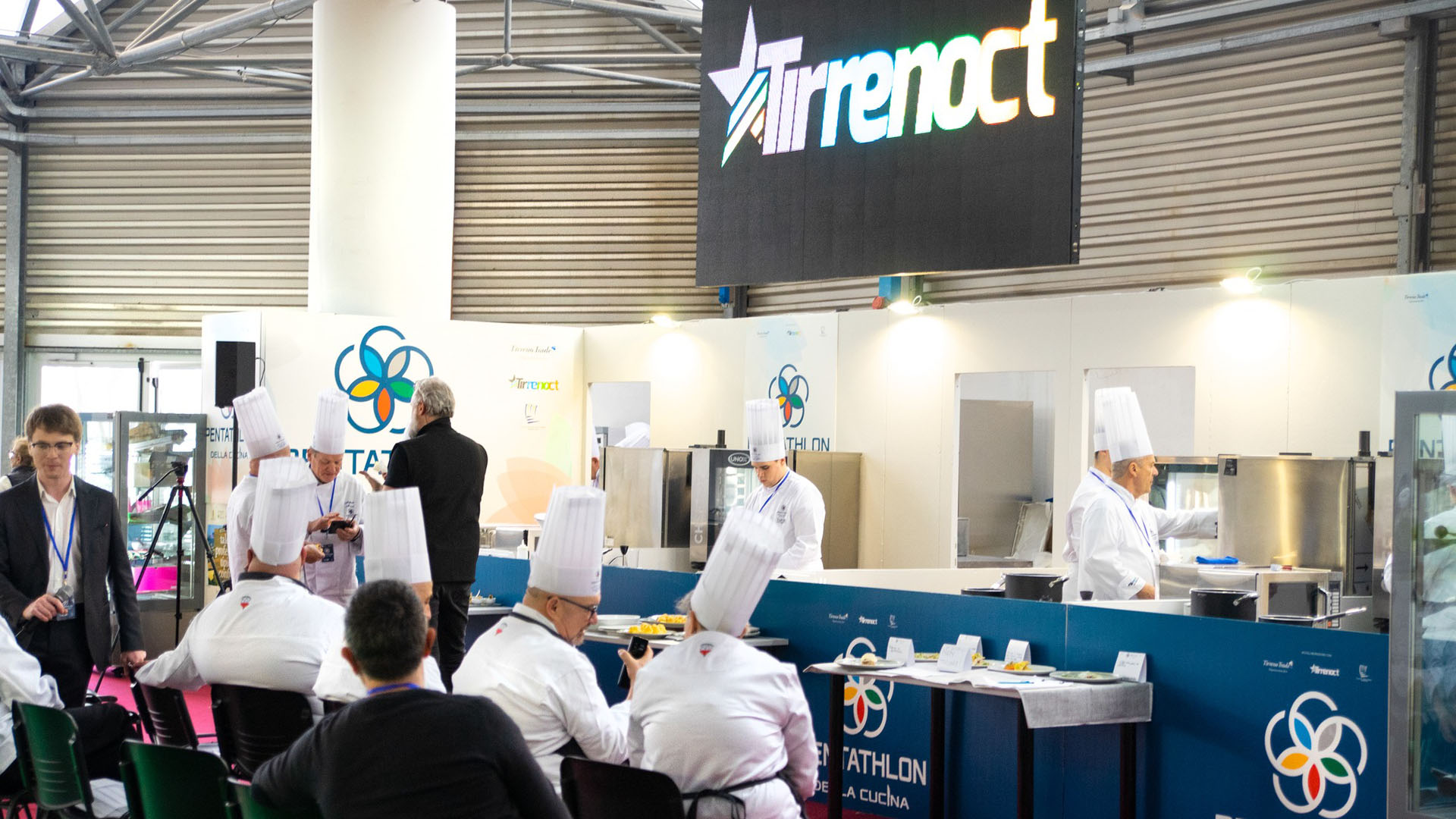 Chef e professionisti del settore HoReCa alla 45ª edizione di Tirreno C.T., tra showcooking, competizioni culinarie e innovazioni per la ristorazione.