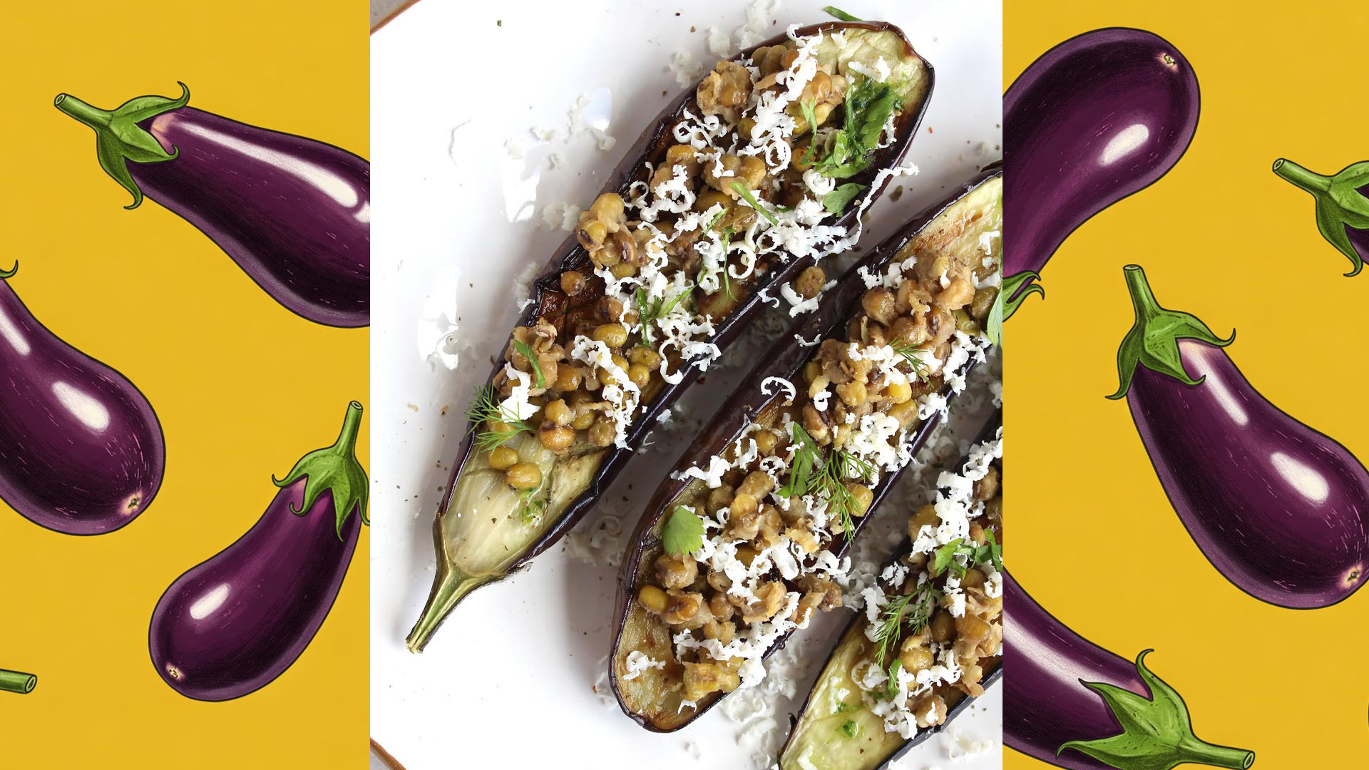 Ricetta melanzane fondenti ripiene di fagioli azuki e guarnite con ricotta salata affumicata grattugiata, servite su un piatto bianco con sfondo decorato da illustrazioni di melanzane su fondo giallo.
