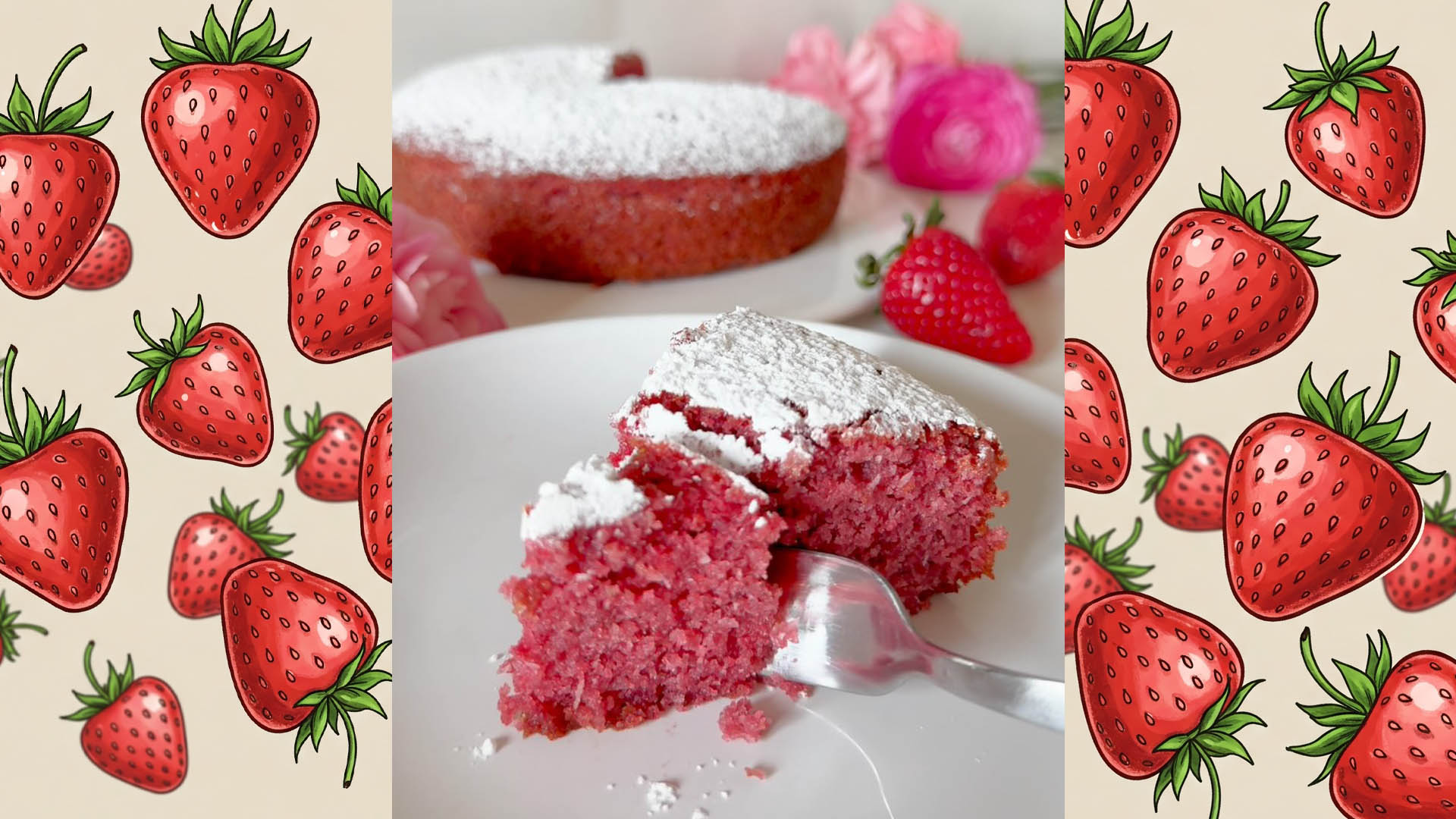 Una fetta di torta ai frutti di bosco e semolino veg con zucchero a velo, soffice e dal colore intenso, servita su un piatto bianco con una forchetta. Sullo sfondo, la torta intera decorata con zucchero a velo, fragole fresche e fiori rosa, su un tavolo chiaro
