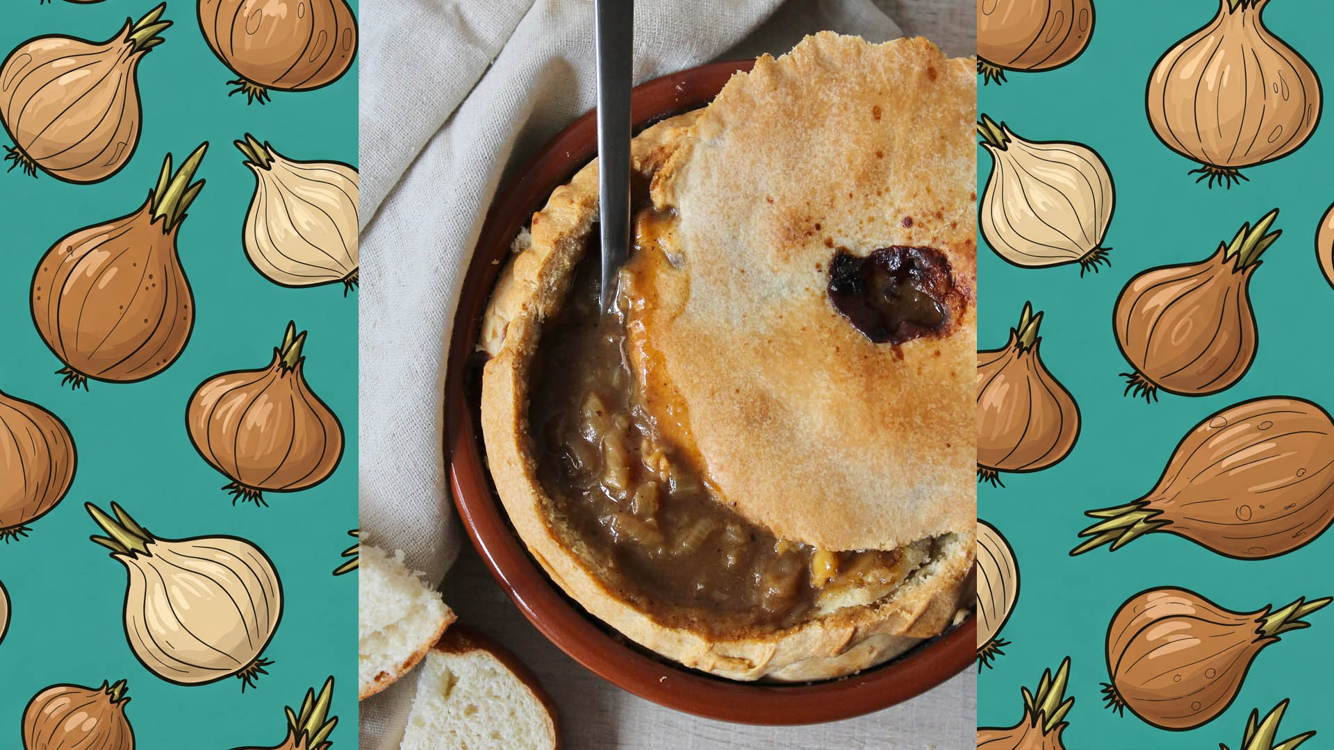 Zuppa di cipolle in crosta servita in una ciotola di terracotta, con la crosta dorata parzialmente rotta per rivelare la densa zuppa sottostante. Pezzi di pane croccante accompagnano il piatto, disposto su una tovaglia rustica chiara.