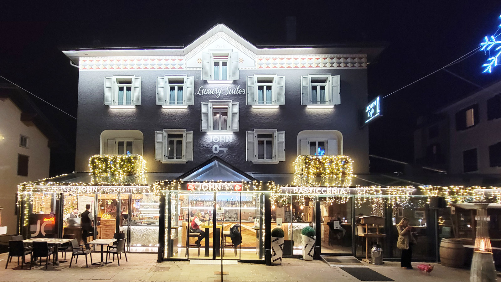 John Caffè Folgaria con luminarie e tavolini in legno e atmosfera accogliente