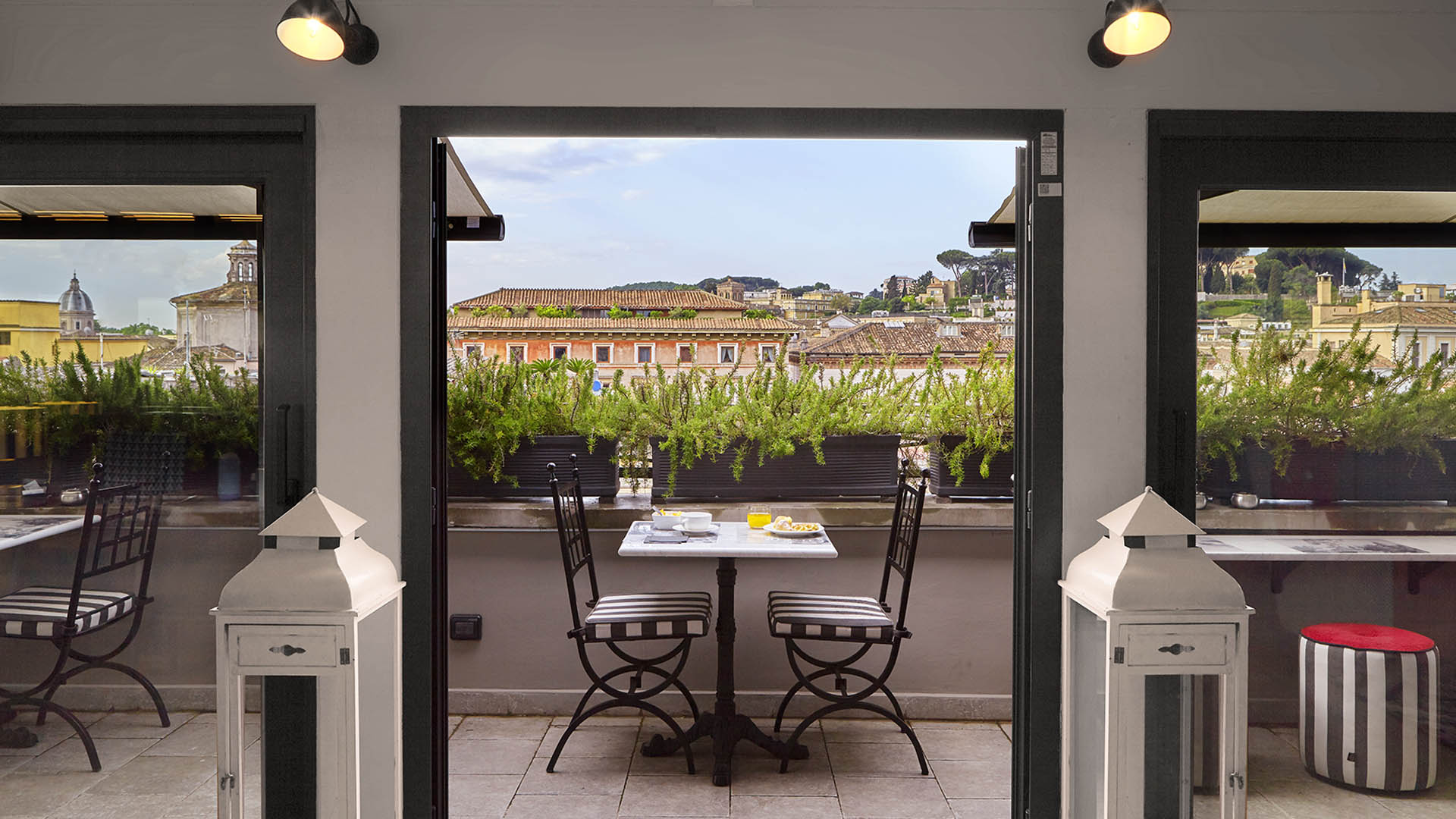 Cocktail bar Roma Carosello con vista su San Pietro, terrazza panoramica dallo stile anni '60 all'interno dell’aparthotel Trianon Borgo Pio.