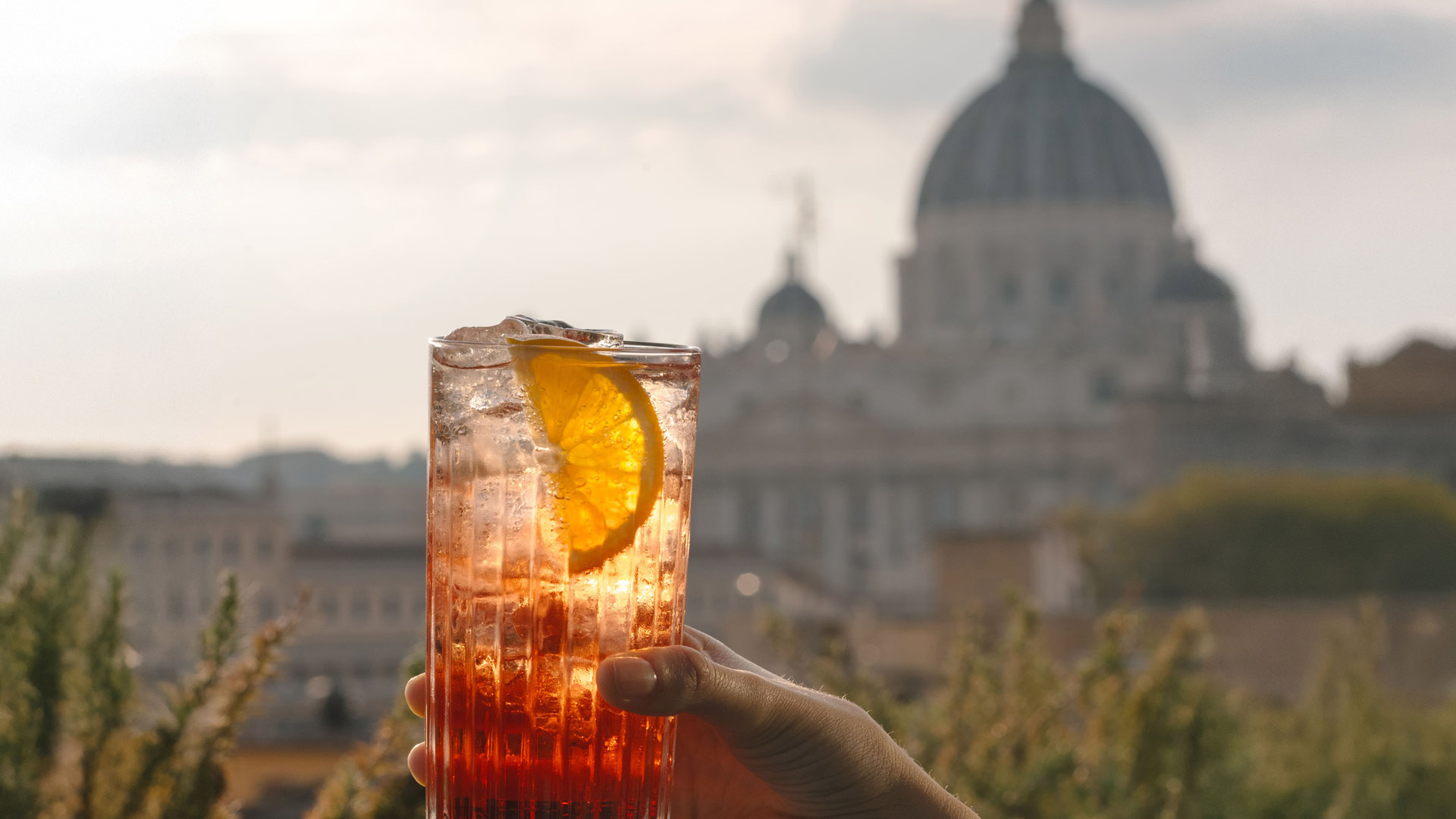 Cocktail bar Roma Carosello con vista su San Pietro, terrazza panoramica dallo stile anni '60 all'interno dell’aparthotel Trianon Borgo Pio.