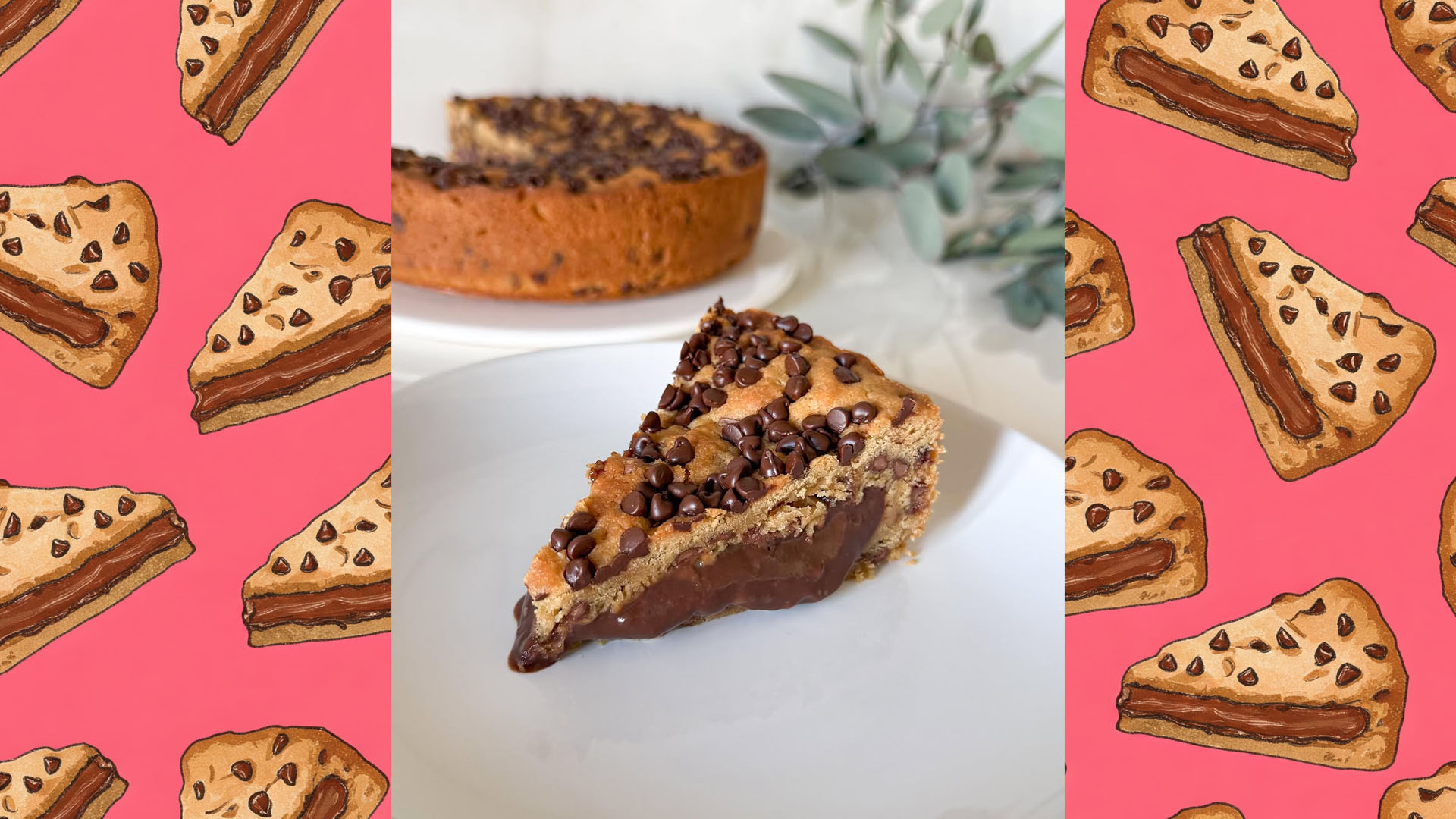 Fetta di cookie cake ripiena di crema al cioccolato servita su piatto bianco, con torta intera sullo sfondo decorata con gocce di cioccolato.