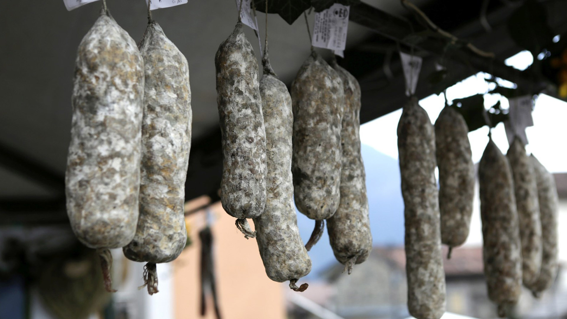 Salami affumicati appesi durante la manifestazione Fums, profums e salums a Sutrio, dedicata ai prodotti affumicati del territorio friulano.