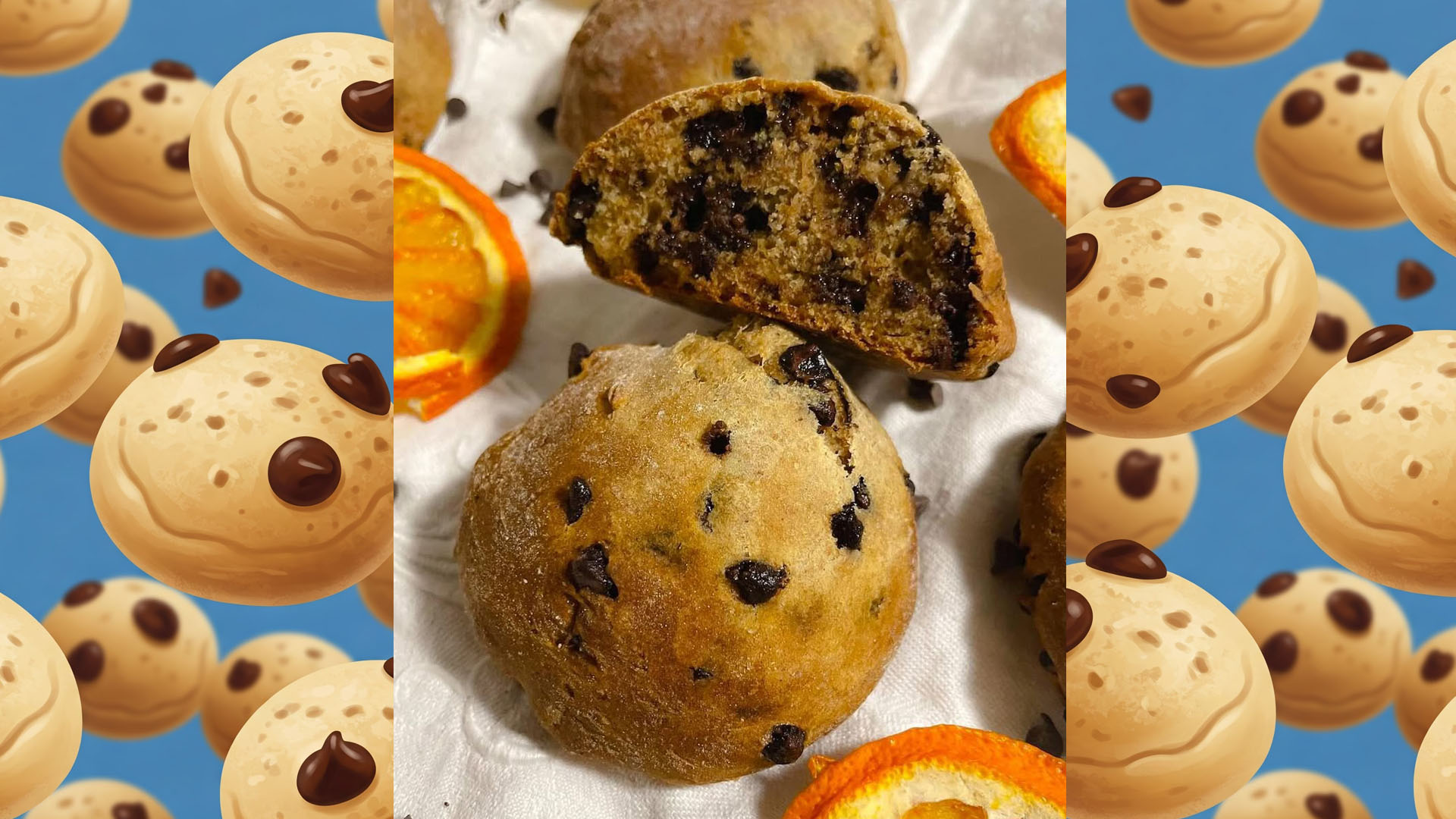 Pangoccioli senza burro fatti in casa con gocce di cioccolato fondente, soffici e dorati, serviti con fettine di arancia essiccata su tovagliolo bianco.