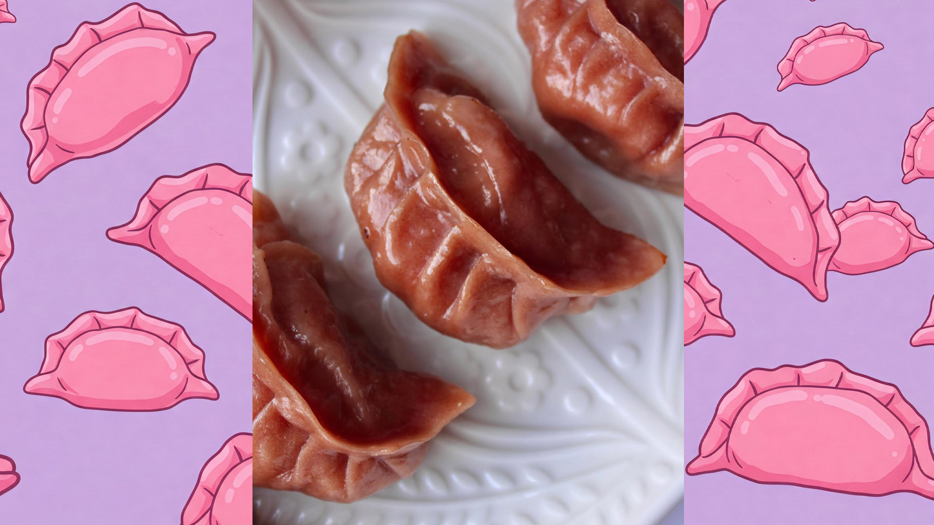Pink Gyoza fatti in casa con impasto colorato alla barbabietola e ripieno di carne e verdure, serviti su piatto decorato.
