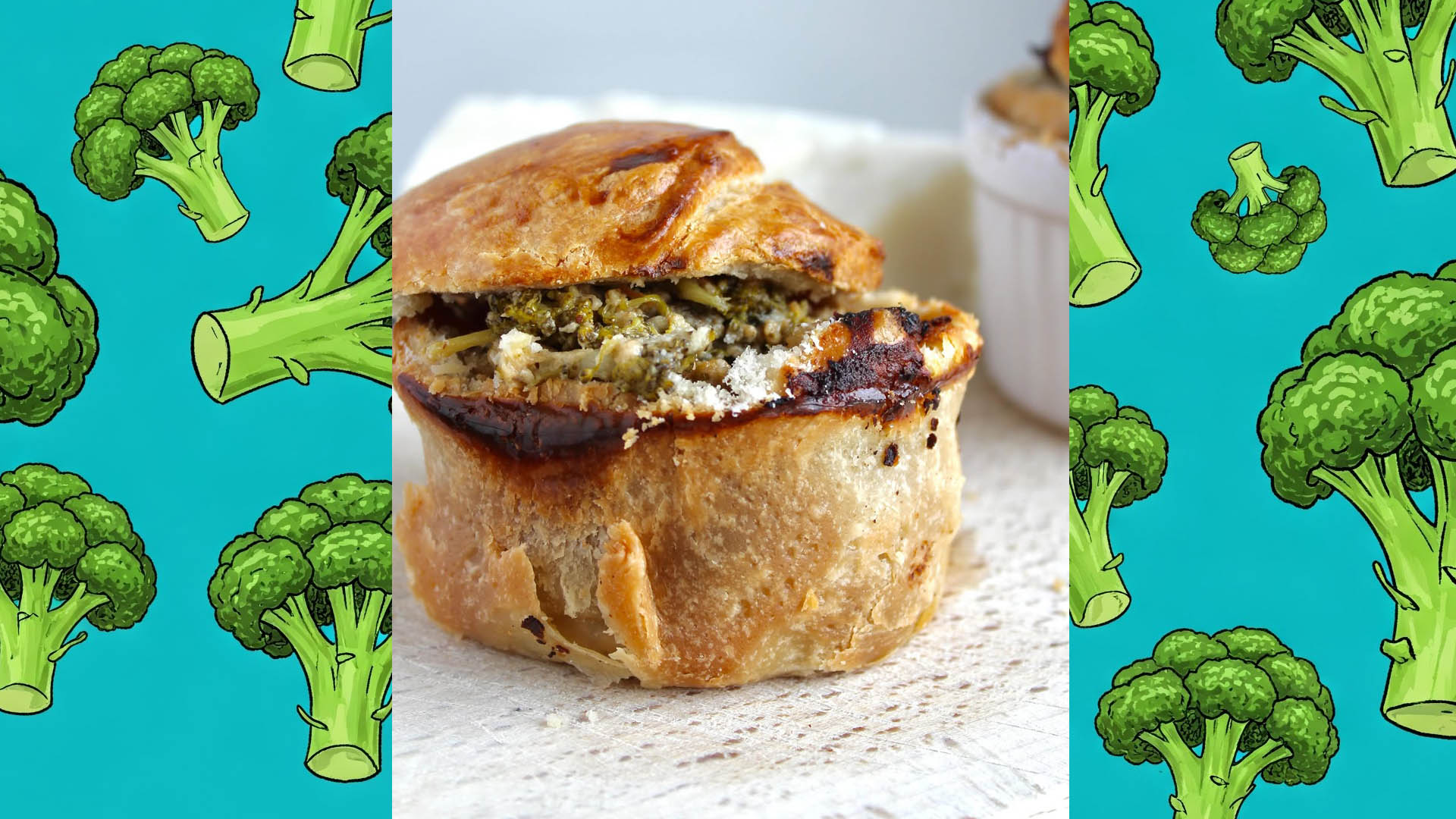 Tortino broccoli e salsiccia dorato al forno con ripieno cremoso di formaggio, servito su sfondo decorato con disegni di broccoli.