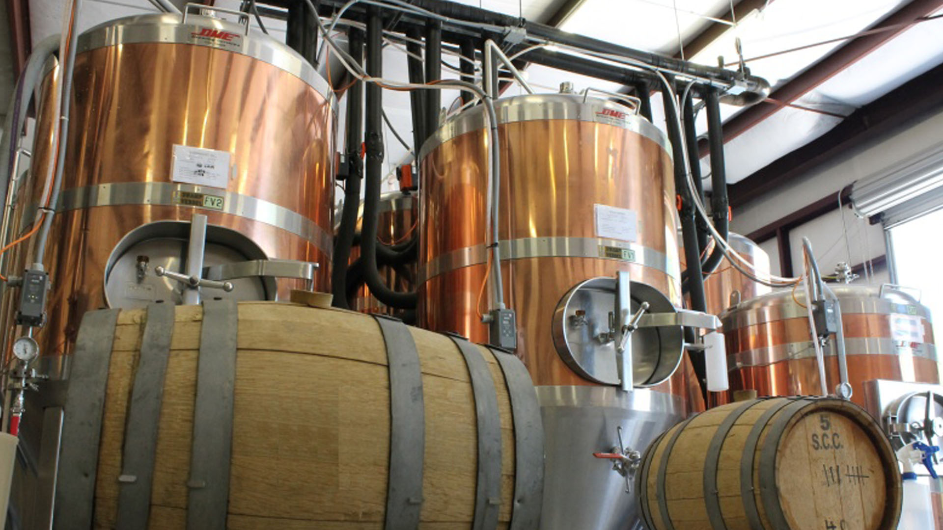 Impianto di produzione birra artigianale con botti in legno e fermentatori in rame – tecnologia innovativa per birra con argon