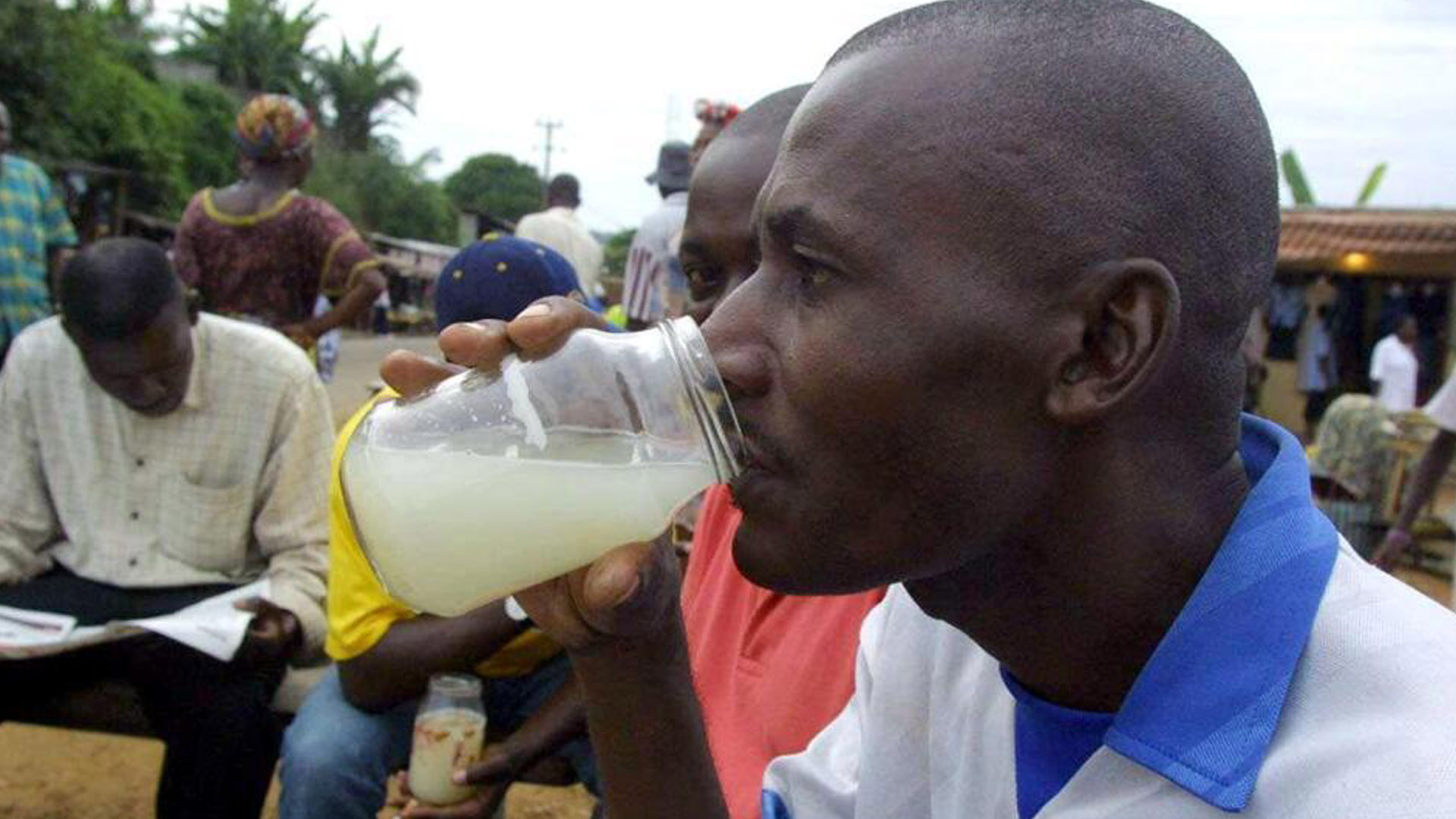 uomo che beve una delle bevande tradizionali del Gabon