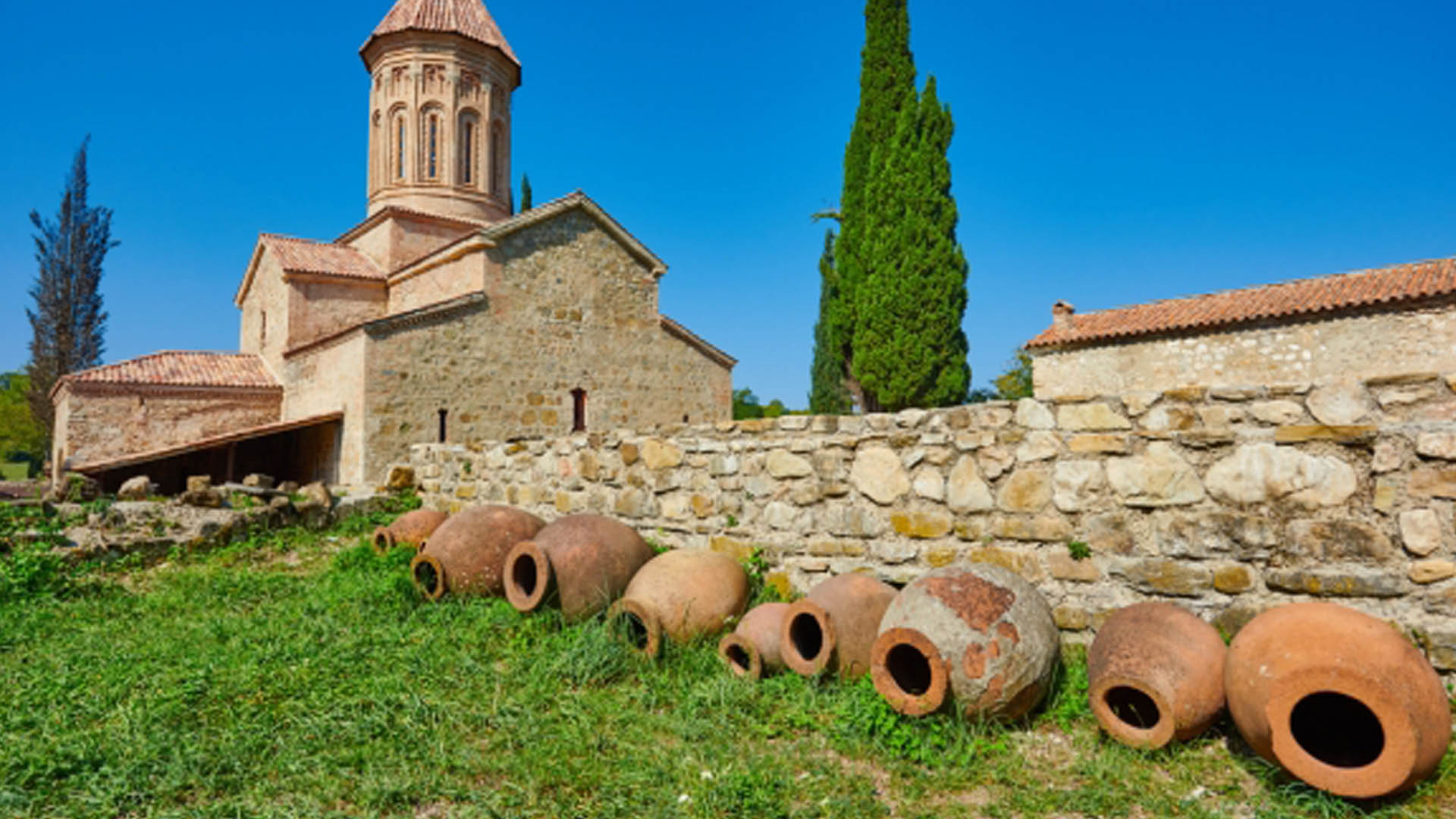 Bevande tradizionali georgiane tra vini ancestrali in qvevri, orange wine e vitigni autoctoni: un viaggio nella storia e nel gusto della Georgia.