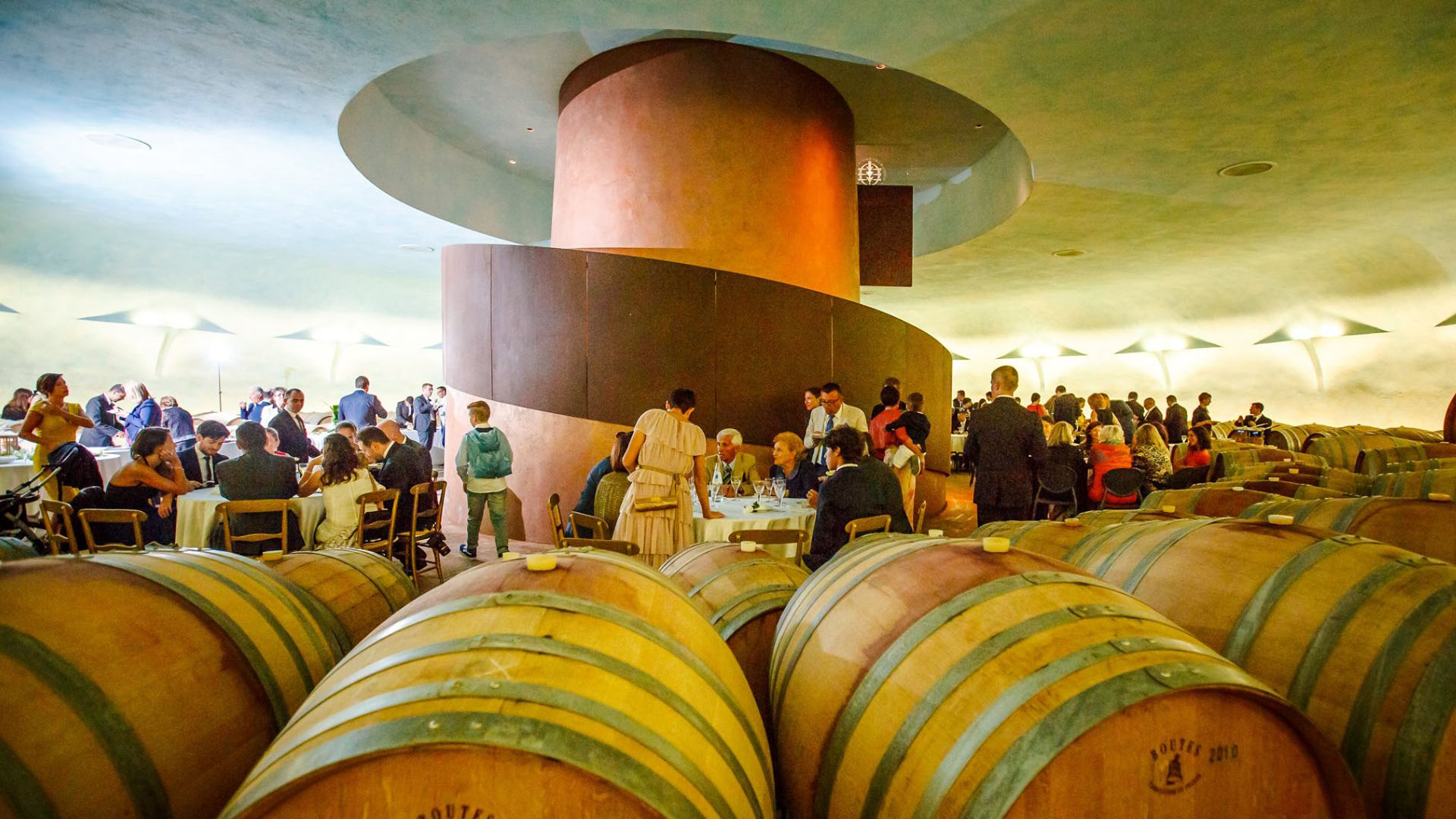 Vista interni del Carapace della tenuta Castelbuono a Bevagna, cantina-scultura in rame immersa tra i filari di vigna, simbolo di vino e arte in Umbria.