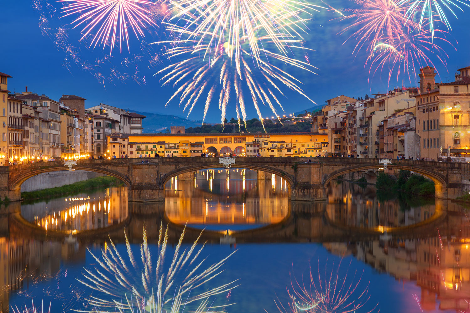 Fuochi d’artificio a Firenze sul Ponte Vecchio per la festa di San Giovanni 2025