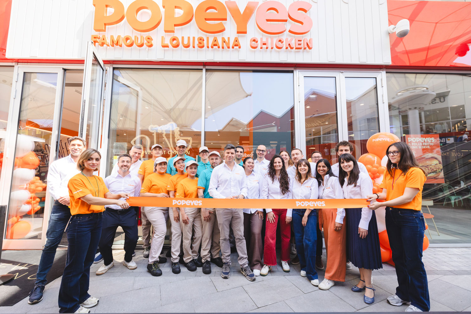 Popeyes Milano con staff e dirigenti davanti al nuovo ristorante