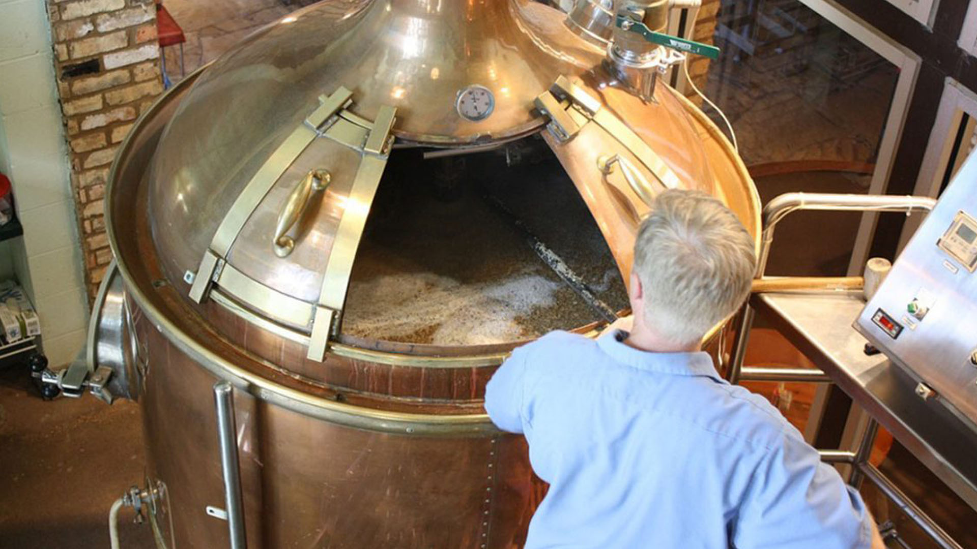 Le tecniche per produrre la birra includono il dry hopping, un metodo moderno e aromatico che esalta i profumi del luppolo: scopri origini e applicazioni.