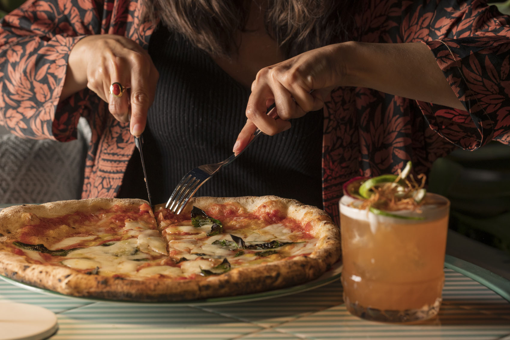 Pizza napoletana e cocktail serviti da VICO Pizza & Wine Capri