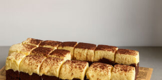 Brownie tiramisù: il dolce cremoso che unisce Italia e America Brownie tiramisù con crema al mascarpone e cacao, dessert cremoso che unisce la pasticceria italiana e americana.