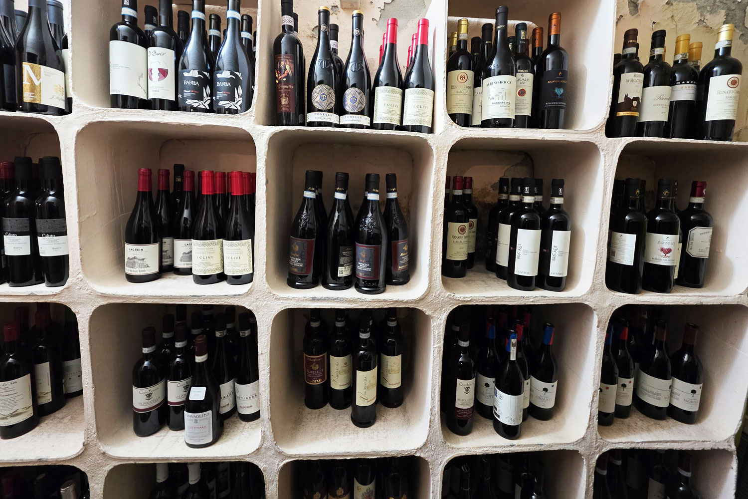 Dove mangiare bene a Parma – cantina vini della Locanda Marzolara con selezione di etichette locali e nazionali per accompagnare la cucina parmigiana