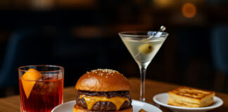 Cocktail e comfort food: la nuova alta cucina amata dalla Gen Z Cocktail food pairing con comfort food e cocktail premium per la Generazione Z in un bar moderno