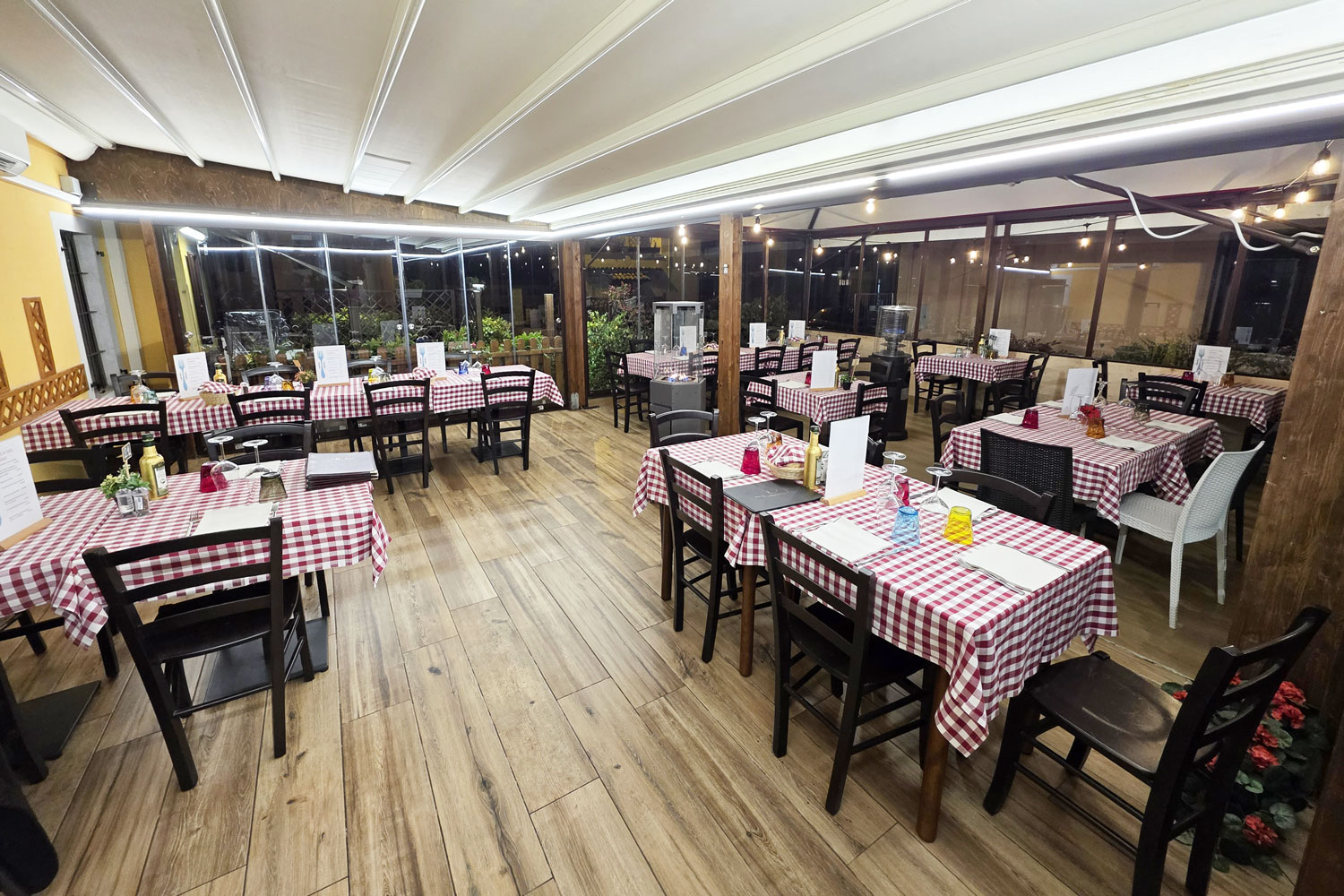 Dove mangiare bene a Parma – dehor estivo della Locanda Marzolara con tavoli apparecchiati per gustare la cucina parmigiana tra le colline