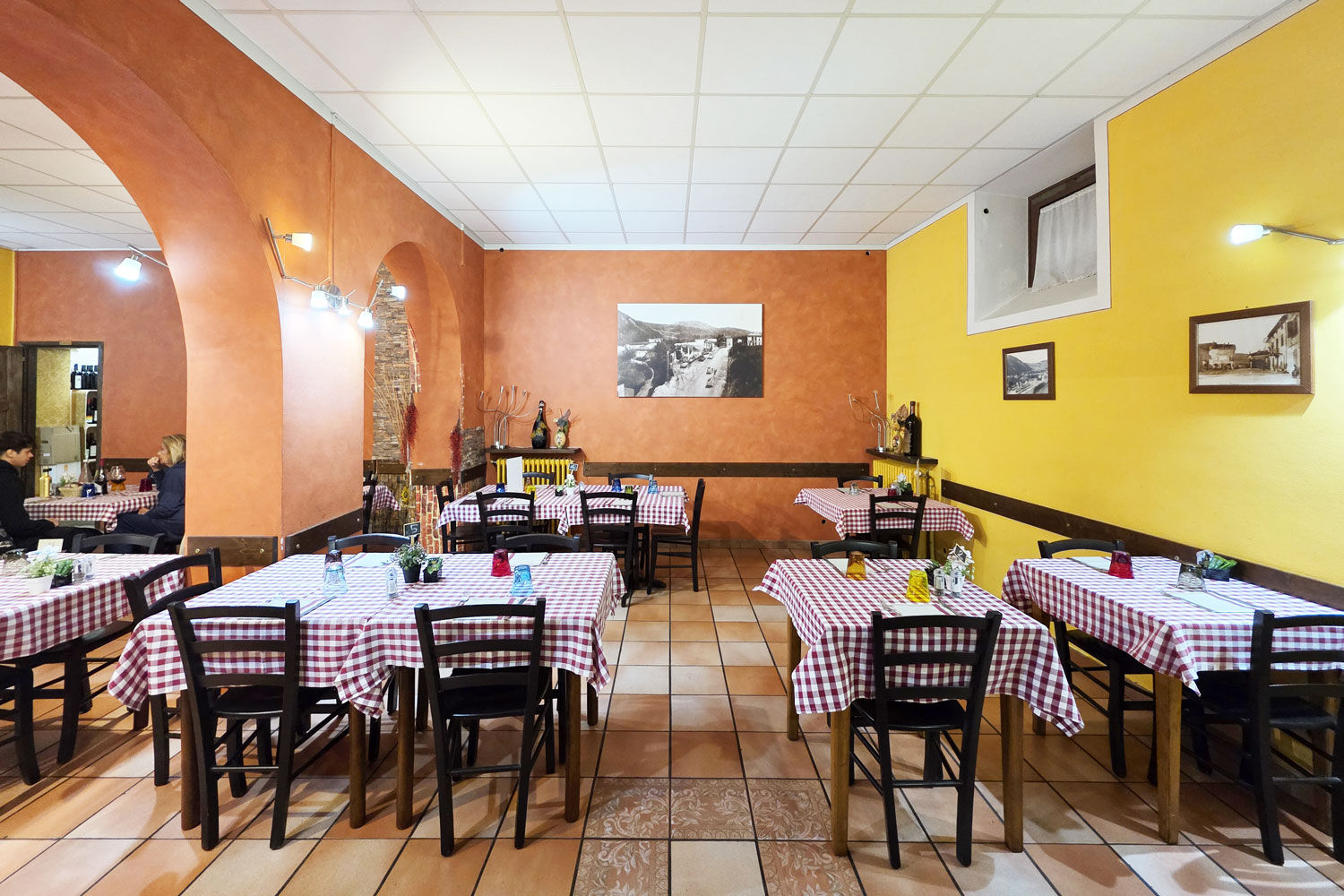 Dove mangiare bene a Parma – sala interna accogliente della Locanda Marzolara con tavoli a quadri e atmosfera familiare per gustare la cucina parmigiana