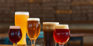 Birra artigianale: l’Italia si prepara alla svolta normativa Birra artigianale Italia, cinque bicchieri rappresentano la varietà di stili e la riforma delle regole DPR 1970 per birrifici e settore HoReCa.