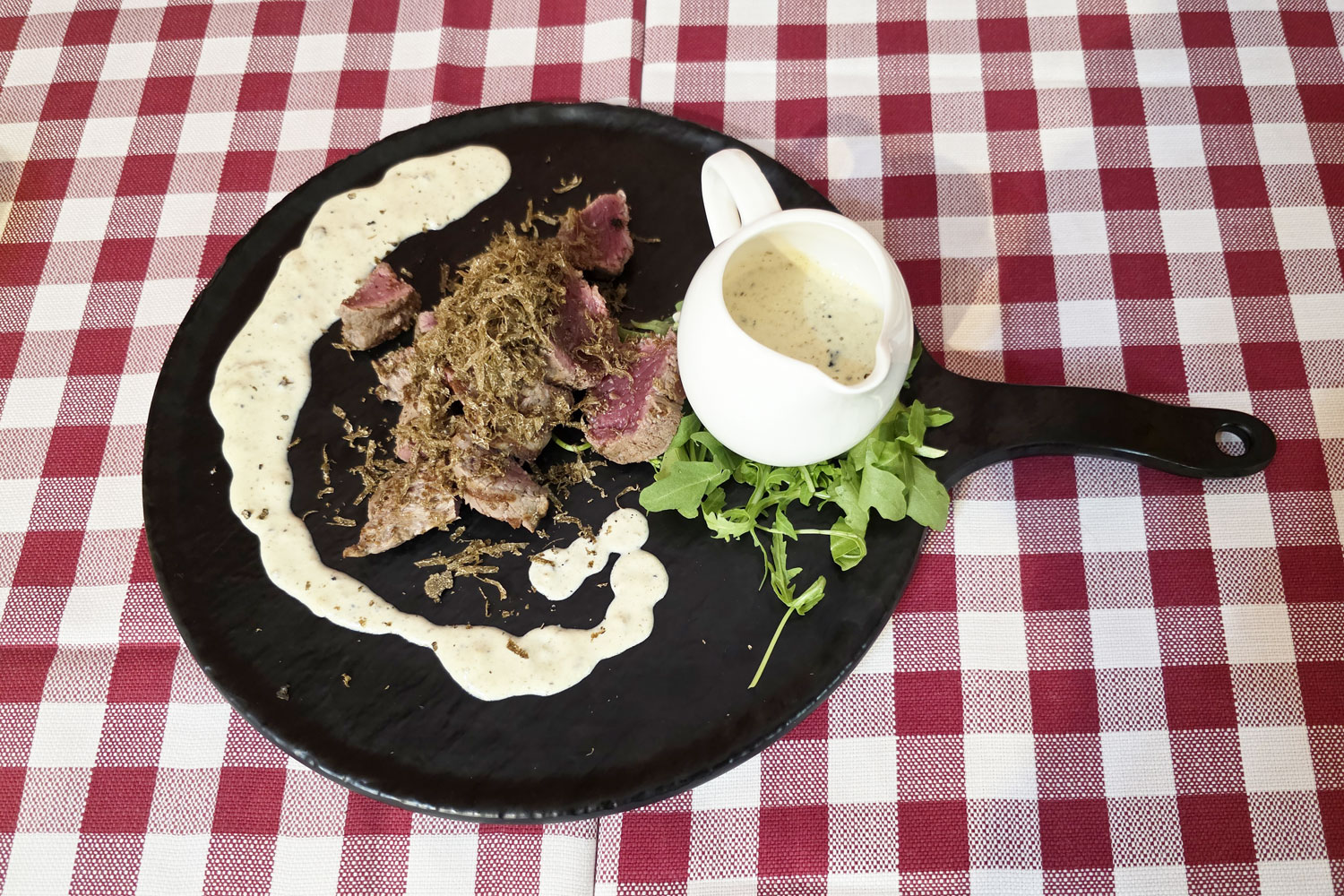 Dove mangiare bene a Parma – tagliata di manzo al tartufo nero di Fragno servita alla Locanda Marzolara, specialità della cucina parmigiana