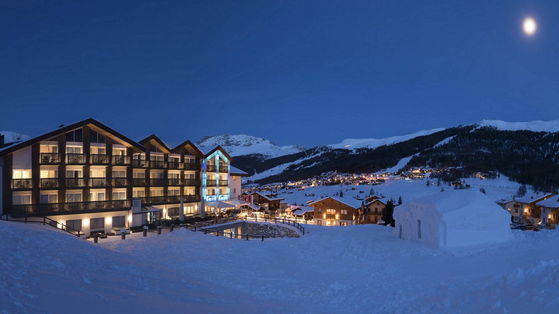Hotel Livigno con vista panoramica notturna sul Lac Salin immerso nella neve