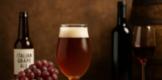 Italian Grape Ale: una birra perfettamente imperfetta come la musica popolare italiana Italian Grape Ale birra artigianale italiana con mosto d’uva e vino in ambientazione rustica