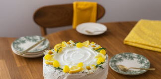 Torta ai semi di papavero, crema di mascarpone e lemon curd: un dolce frizzante Torta ai semi di papavero e lemon curd con crema al mascarpone e decorazioni al limone, dolce estivo elegante e profumato.