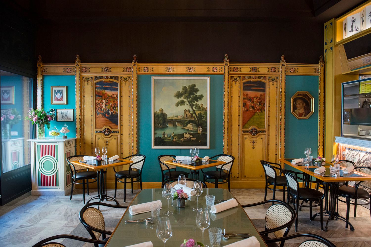 Pizza gourmet Roma VICO Pizza&Wine interni liberty e tavoli apparecchiati