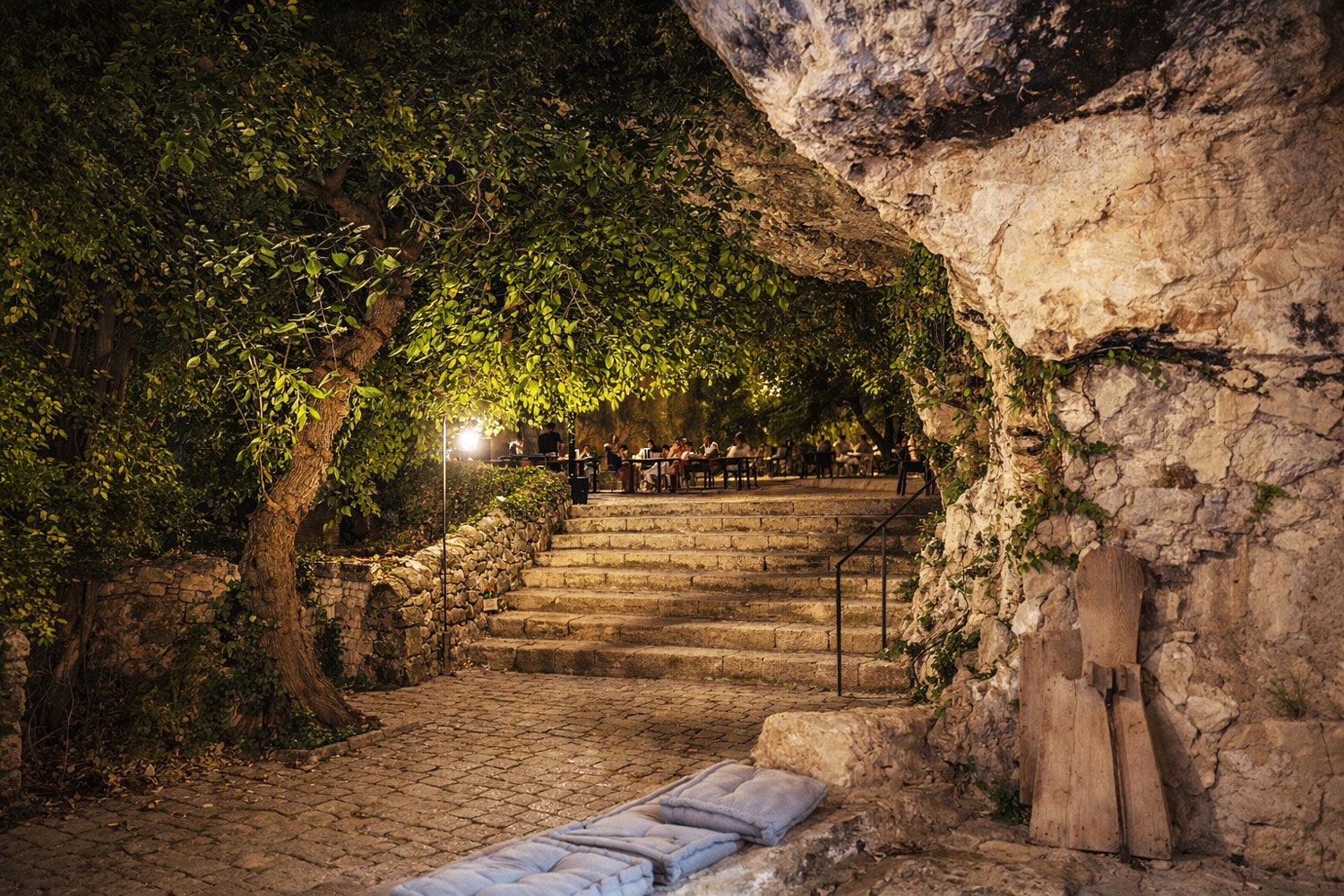 MOSTO Cava e Cucina ristorante nella Cava d’Ispica con ingresso e percorso tra roccia, natura e spazi all’aperto serali