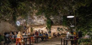 MOSTO Cava e Cucina, il ristorante nella Cava d’Ispica dove la natura diventa ingrediente MOSTO Cava e Cucina ristorante nella Cava d’Ispica con tavoli all’aperto tra grotte naturali, natura e cucina territoriale siciliana