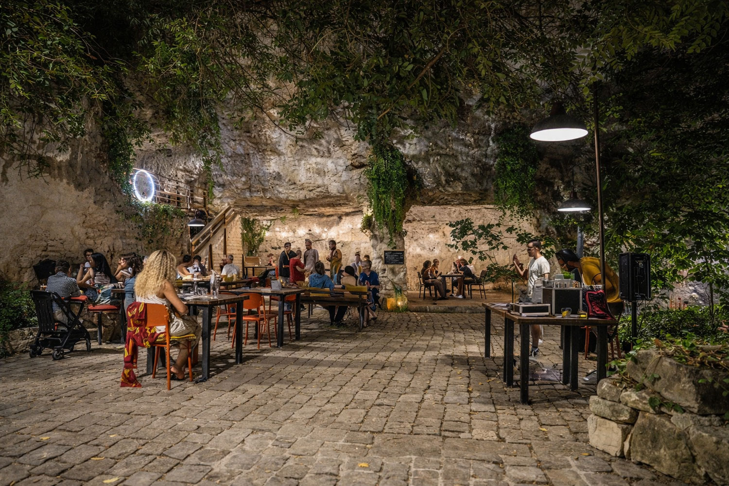 MOSTO Cava e Cucina ristorante nella Cava d’Ispica con tavoli all’aperto tra grotte naturali, natura e cucina territoriale siciliana