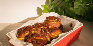 Ricetta Cinnamon Rolls Fiesta: la versione di Natale con cacao, arancia e rum Ricetta Cinnamon rolls Fiesta al cacao con crema all’arancia e glassa al cioccolato per Natale