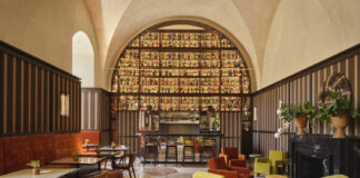 Cocktail bar d’hotel: come cambia la mixology di lusso Cocktail bar d’hotel di lusso all’interno di un chiostro storico a Ostuni, spazio dedicato alla mixology contemporanea e all’esperienza hospitality