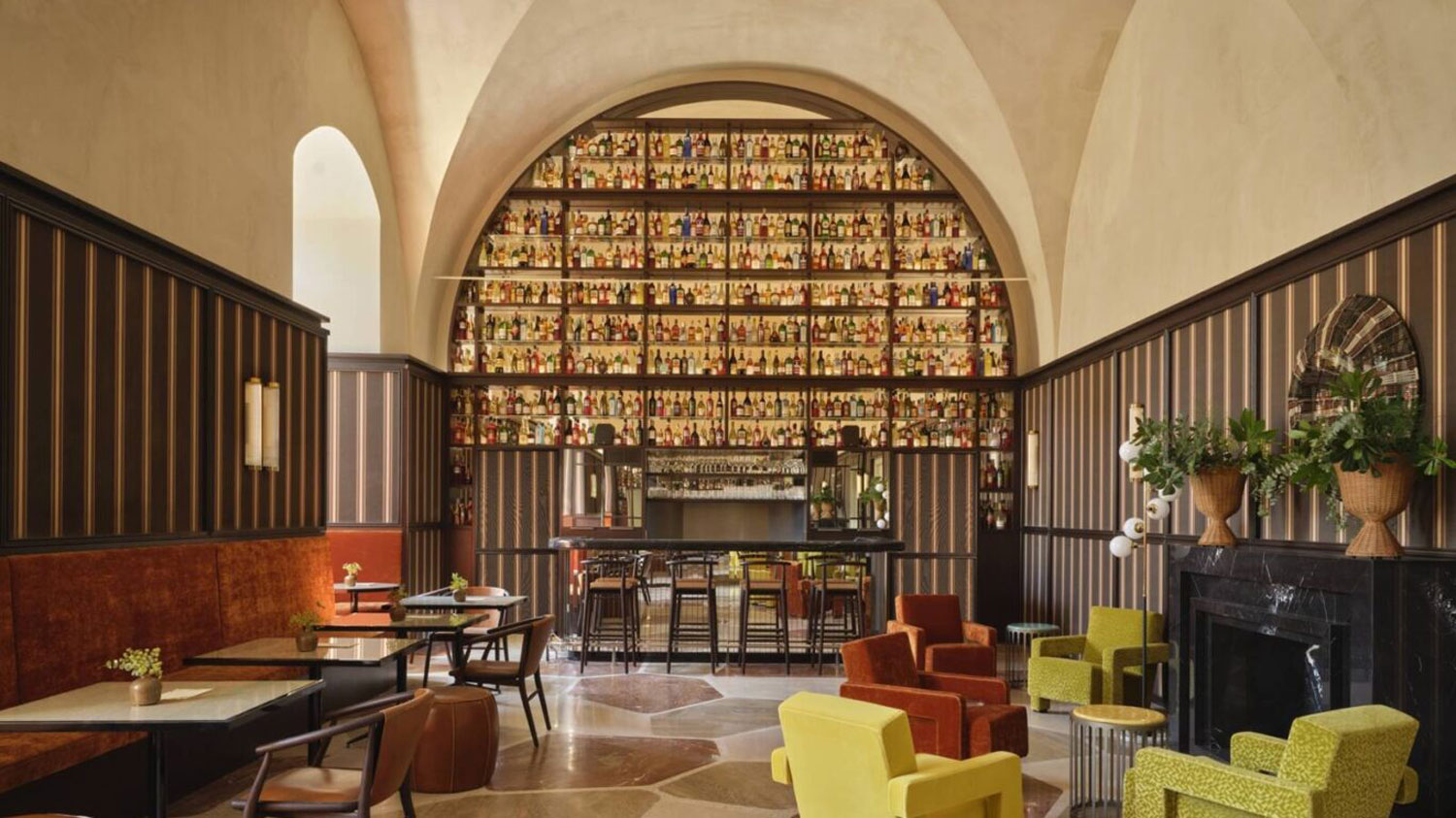 Cocktail bar d’hotel di lusso all’interno di un chiostro storico a Ostuni, spazio dedicato alla mixology contemporanea e all’esperienza hospitality